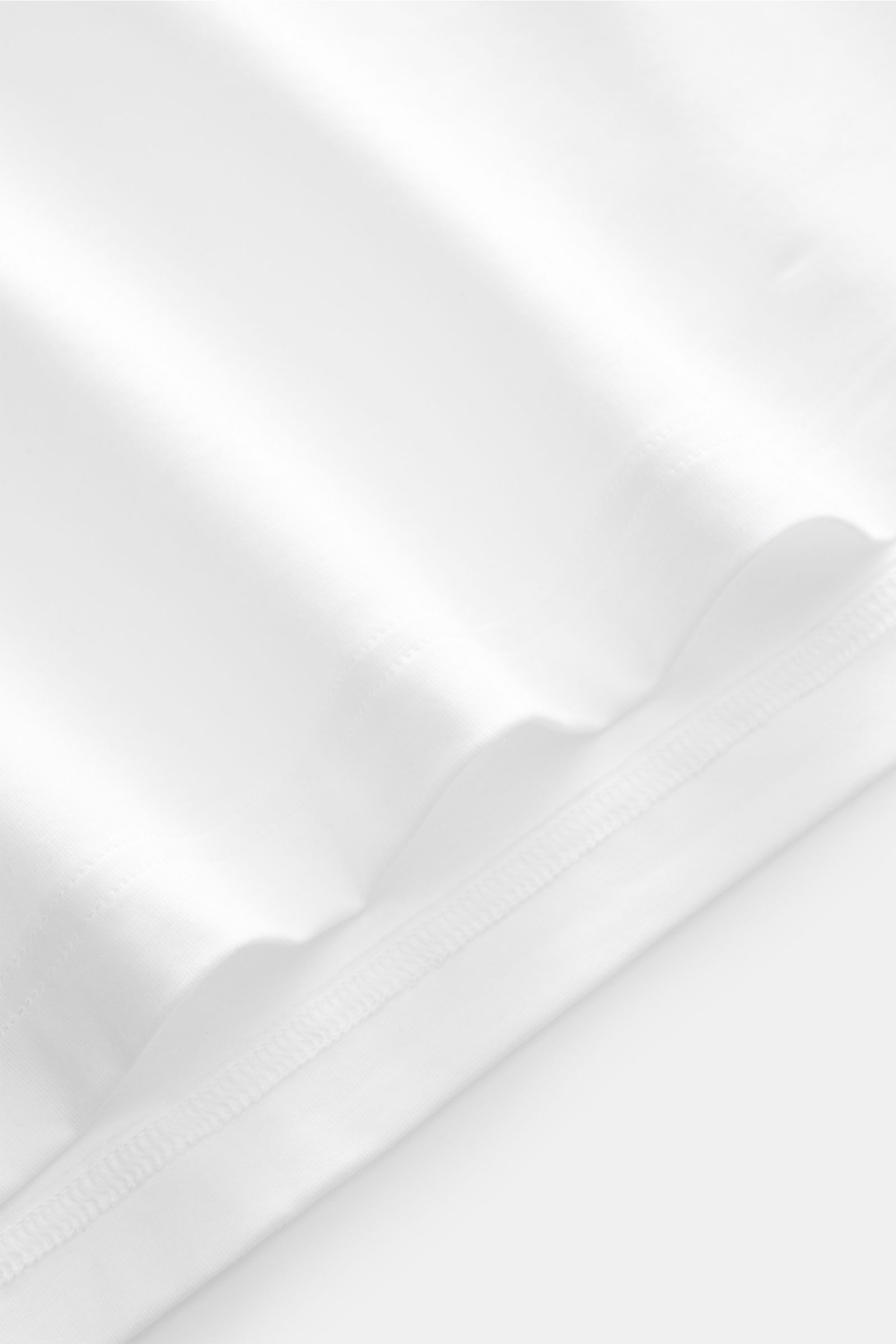 Nahaufnahme des weißen mey story V-Neck T-Shirts aus Baumwolle und Lyocell mit glattem, weichem Stoff und feiner Naht.