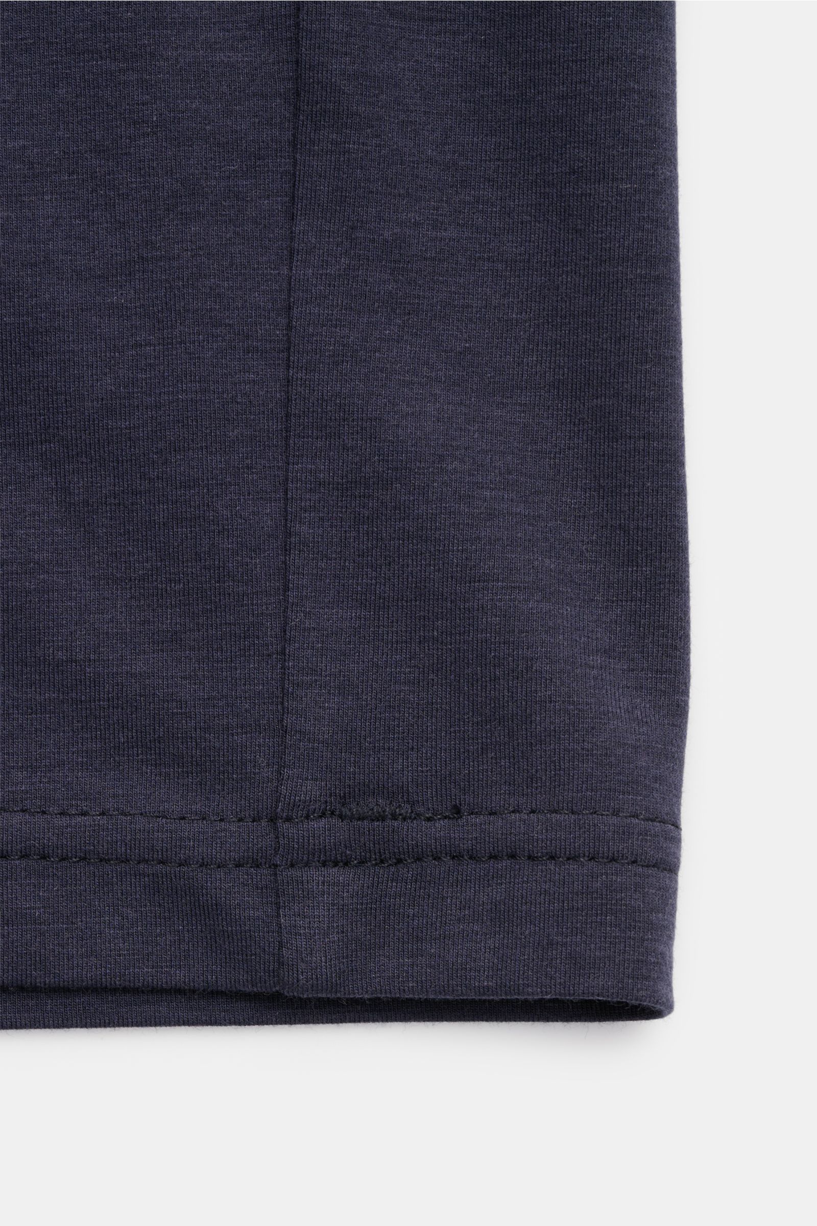 Nahaufnahme des sauberen Saumdetails vom mey story V-Neck T-Shirt weiß aus Baumwolle und Lyocell, Slim Fit mit Stretch, glattem Griff.