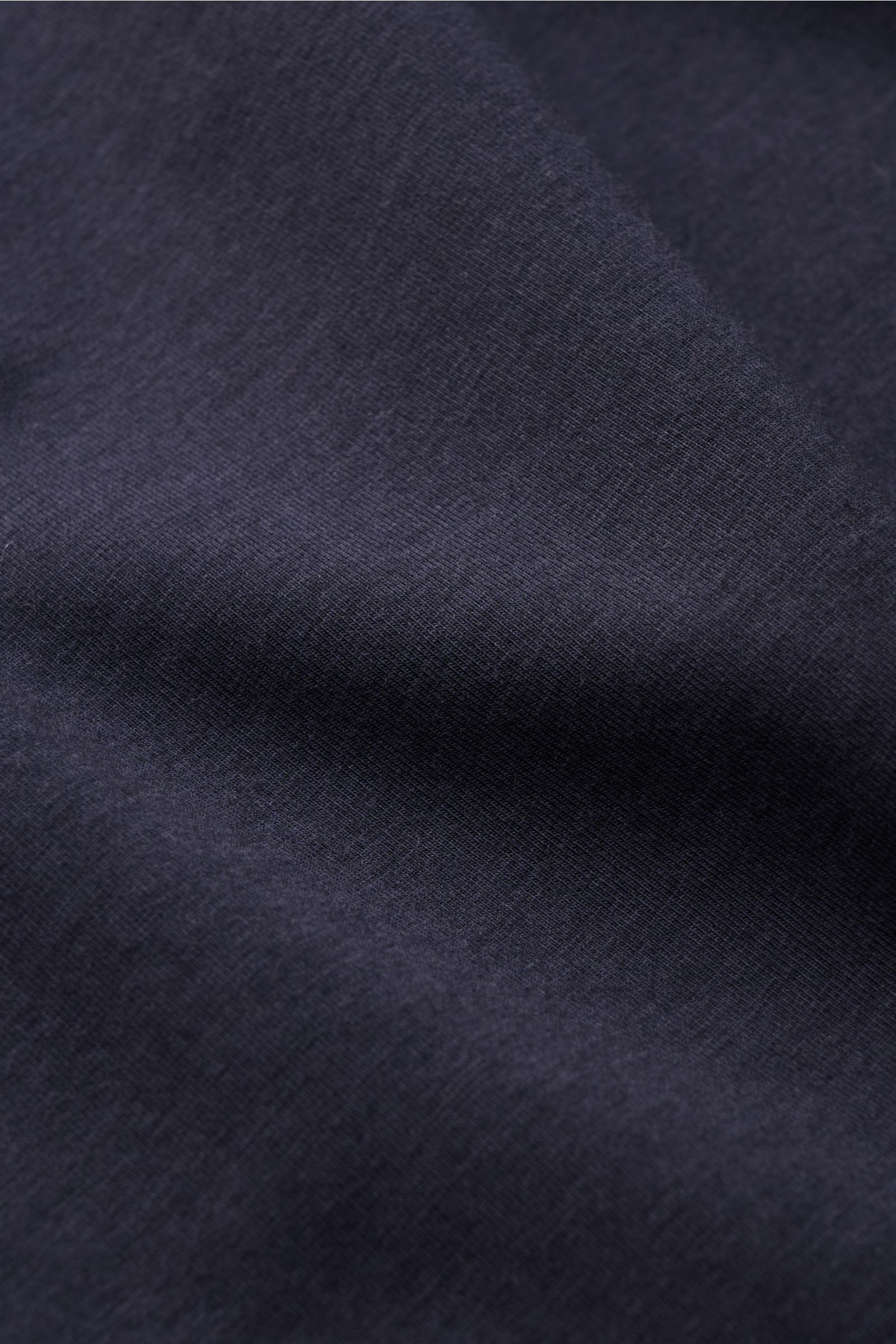 Das Bild zeigt eine Nahaufnahme des weichen, glatten Stoffs des mey story V-Neck T-Shirts weiß aus Baumwolle und Lyocell mit Stretch, Slim Fit.