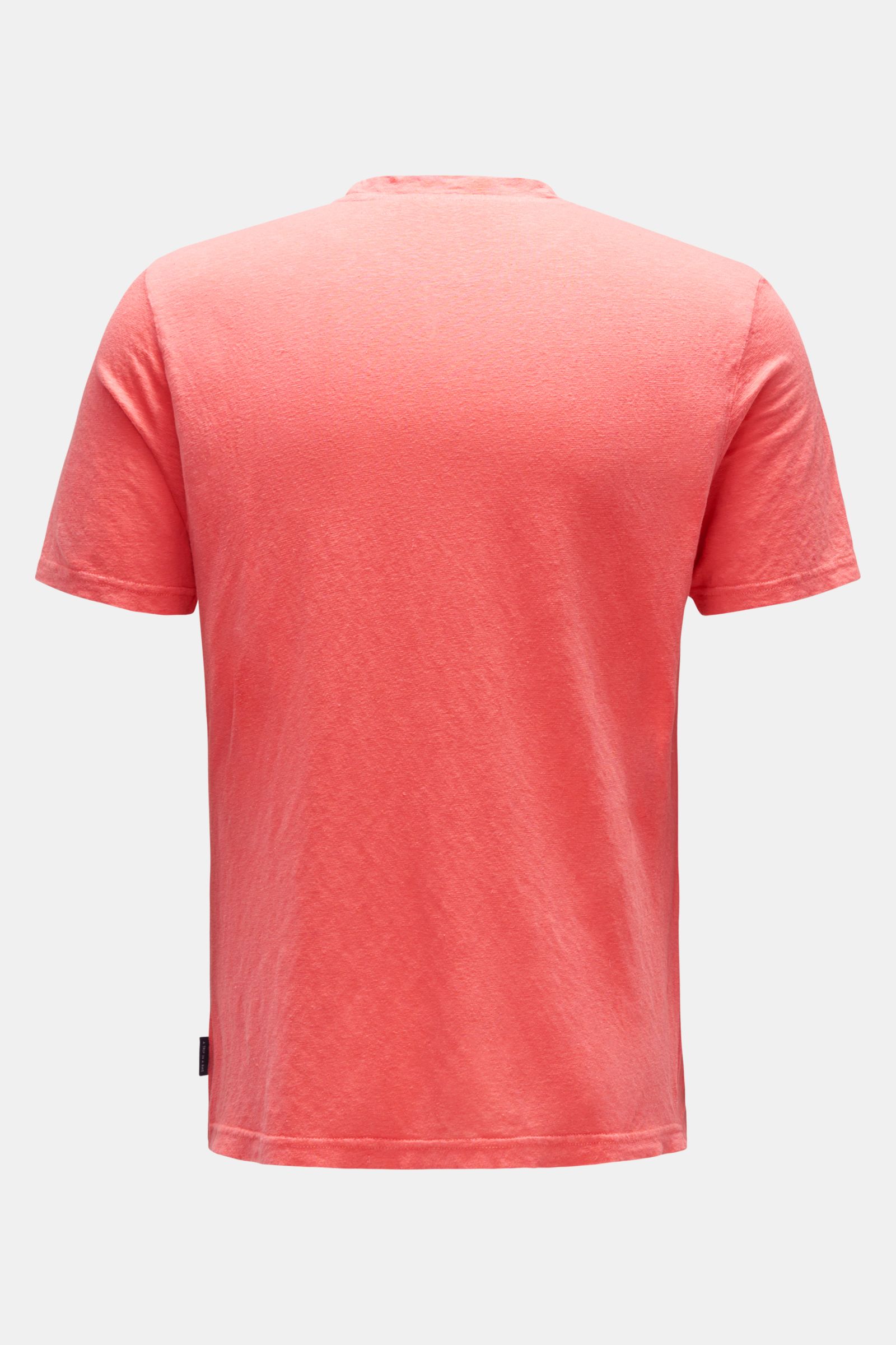 04651/ A trip in a bag Leinen Rundhals-T-Shirt koralle, slim fit, garment dyed, leichte Struktur, Rückansicht, kurze Saumschlitze, Brusttasche.