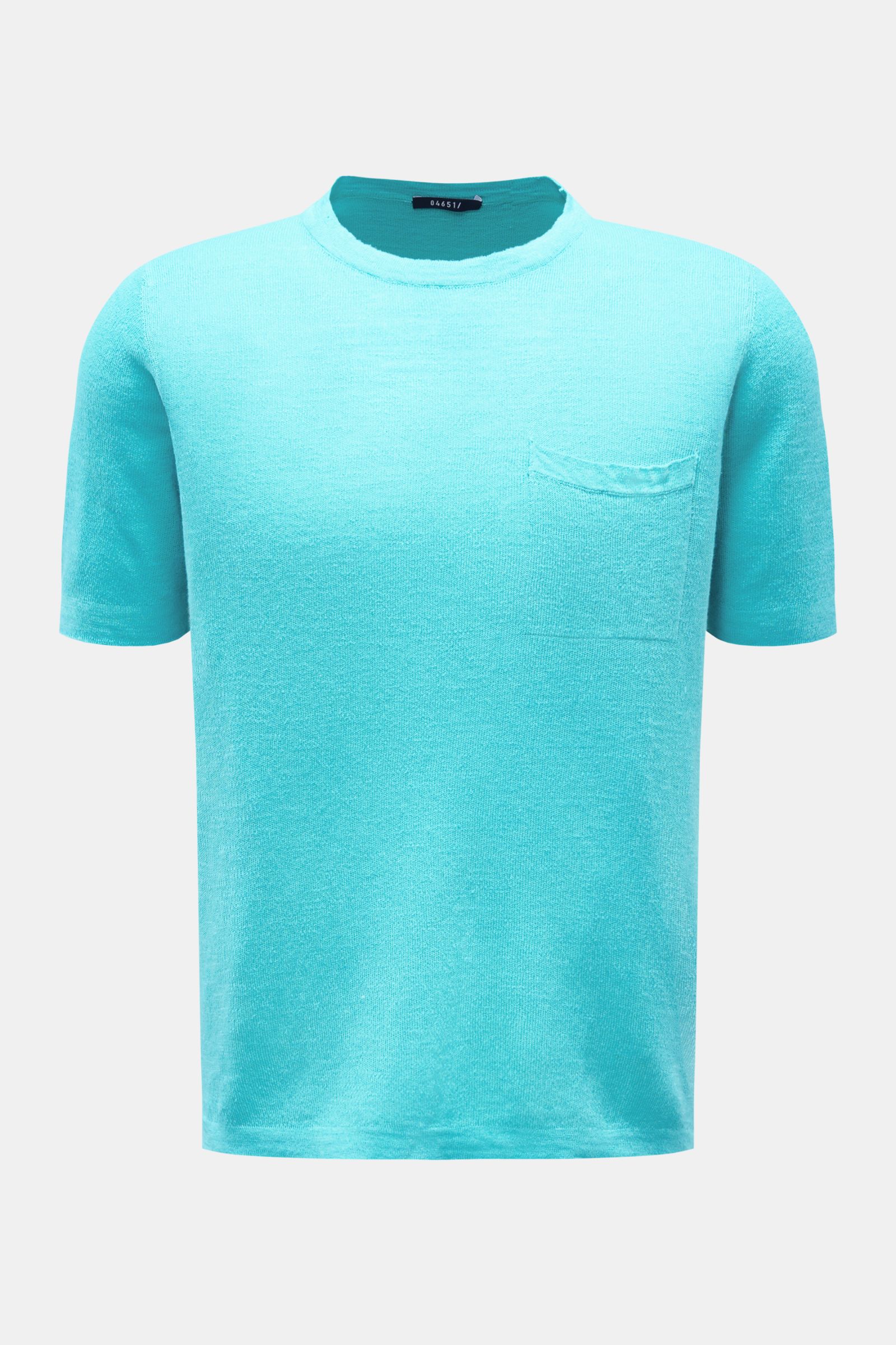 Turquoise 04651/ A trip in a bag Polo, von vorne fotografiert, zeigt Brusttasche und kurzen Ärmel in klarer Detailansicht.