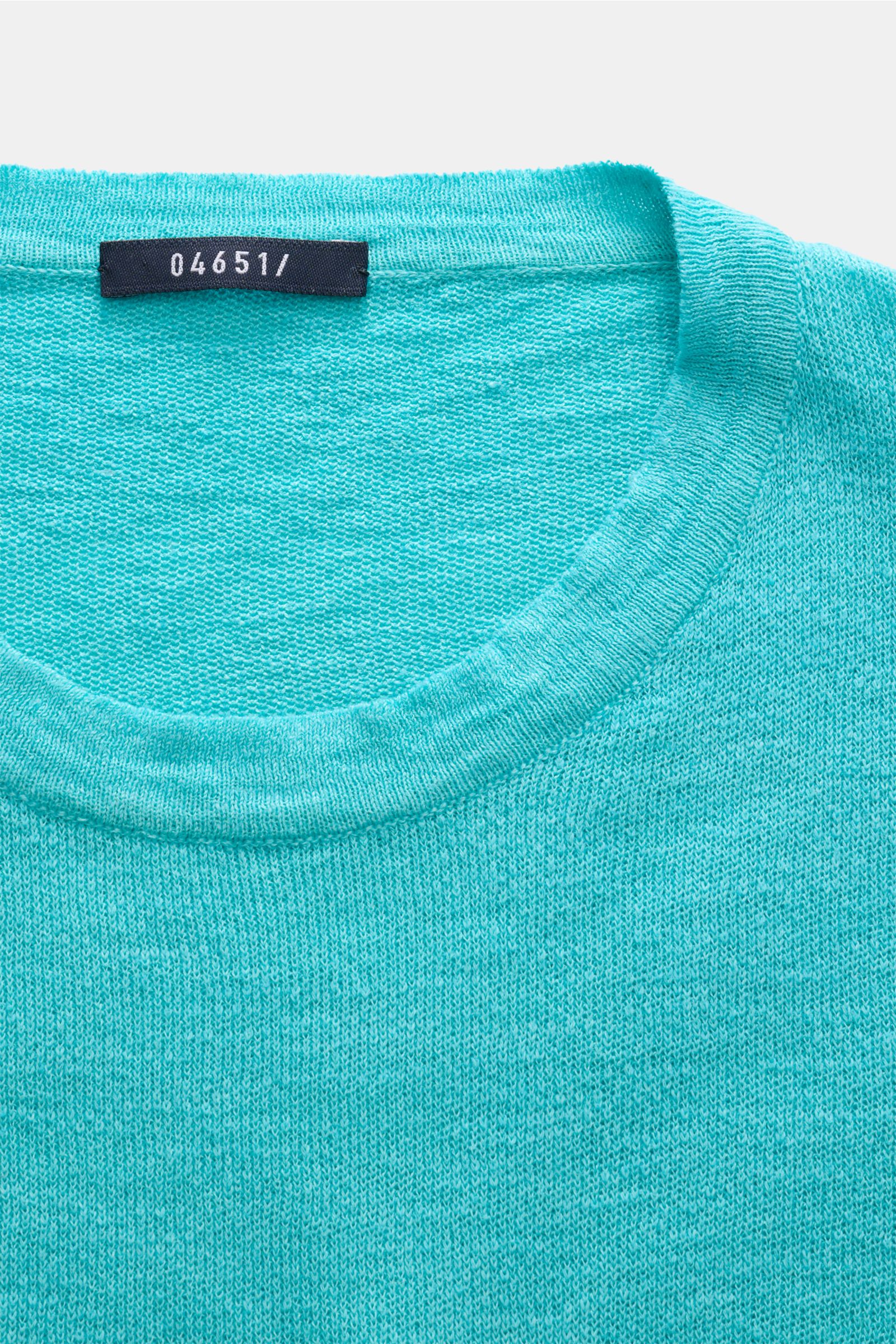 Türkises '04651/ A trip in a bag Polo' aus leichtem Stoff, Nahaufnahme von oben, zeigt Kragen und Label.