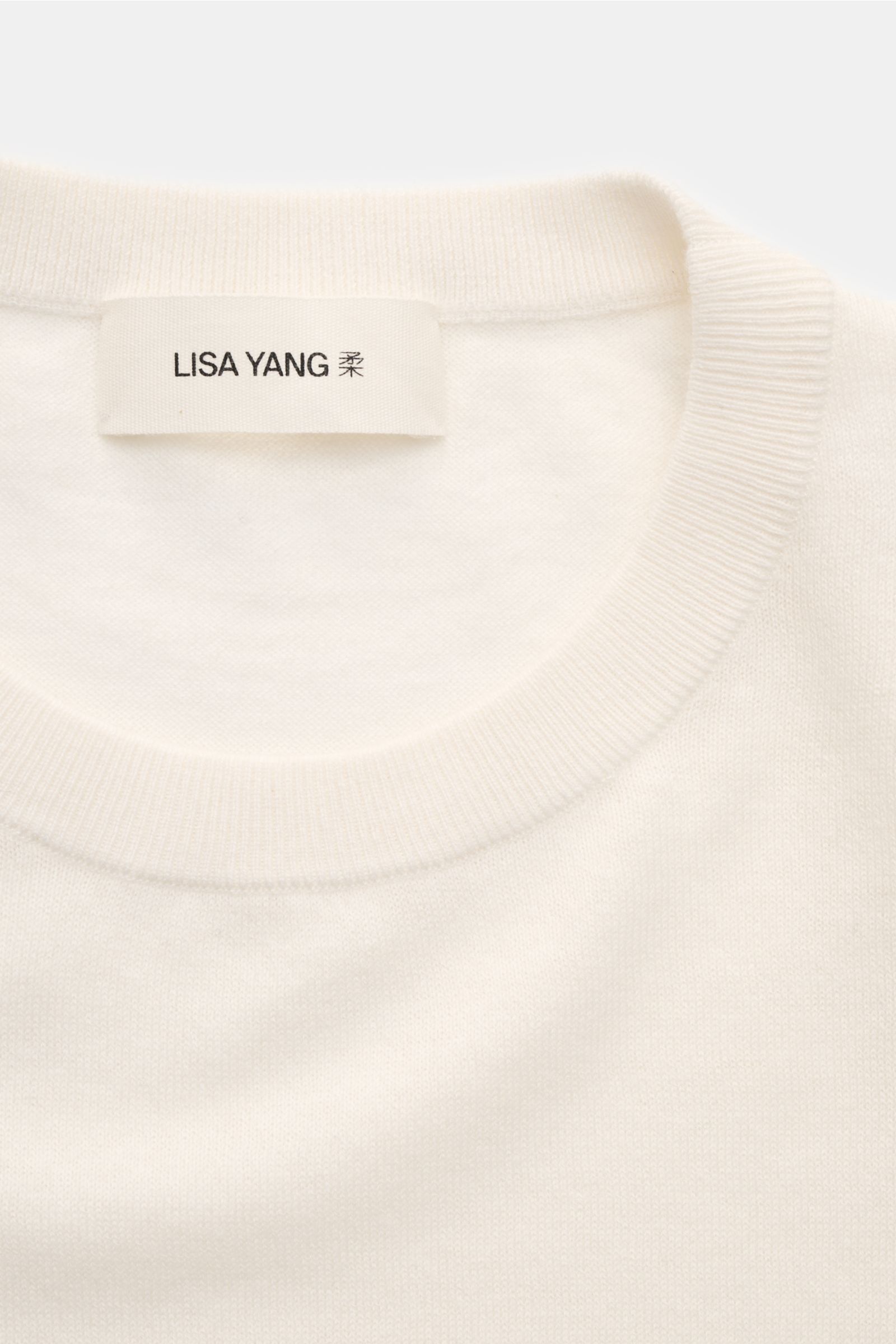 Lisa Yang Kurzarm-Pullover 'Bradley' offwhite, Detailfoto von oben, feines Strickbild, Baumwolle-Cashmere-Mix, weicher Griff, Regular Fit, Rundhals