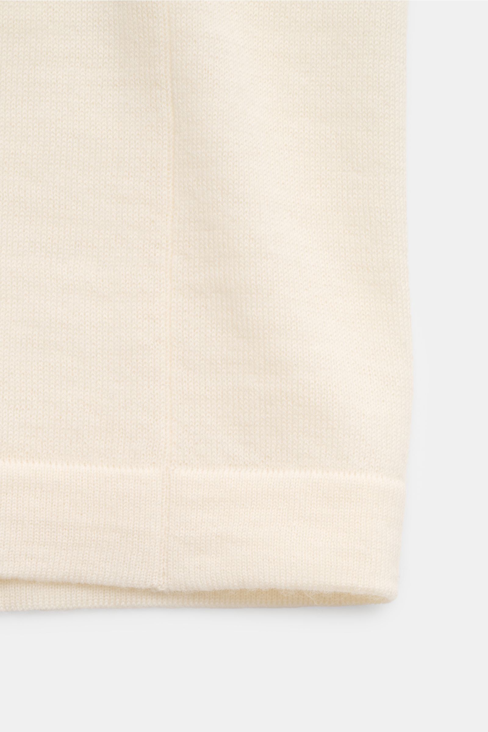 Nahaufnahme des cremefarbenen Lisa Yang Cashmere Kurzarm-Pullovers 'Ancell' mit feinem Strickbild, weichem Griff und Regular Fit, fotografiert von unten.