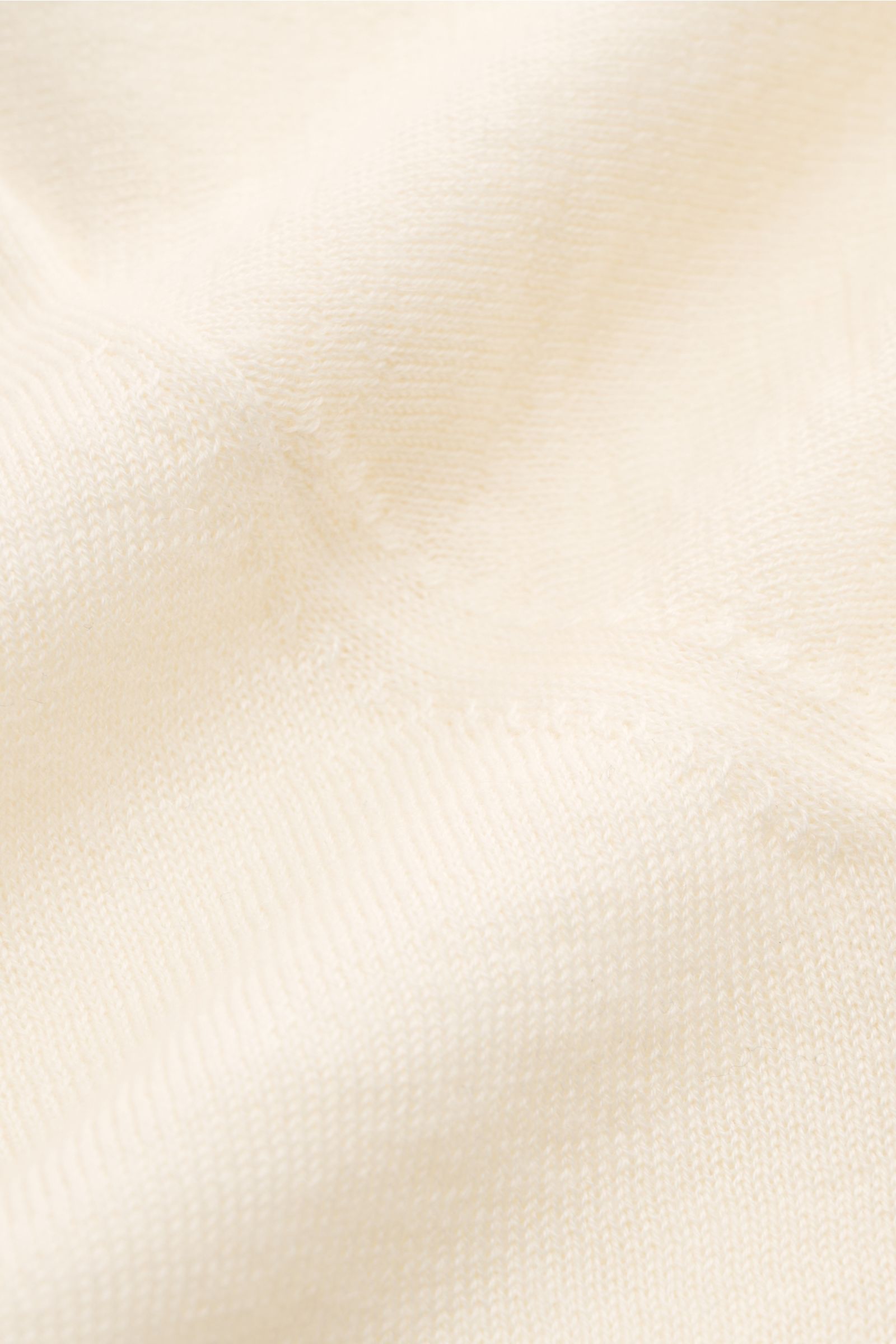 Nahaufnahme des cremefarbenen Lisa Yang Cashmere Kurzarm-Pullover 'Ancell' mit feinem Strickbild, weichem Griff und Rundhalsausschnitt.