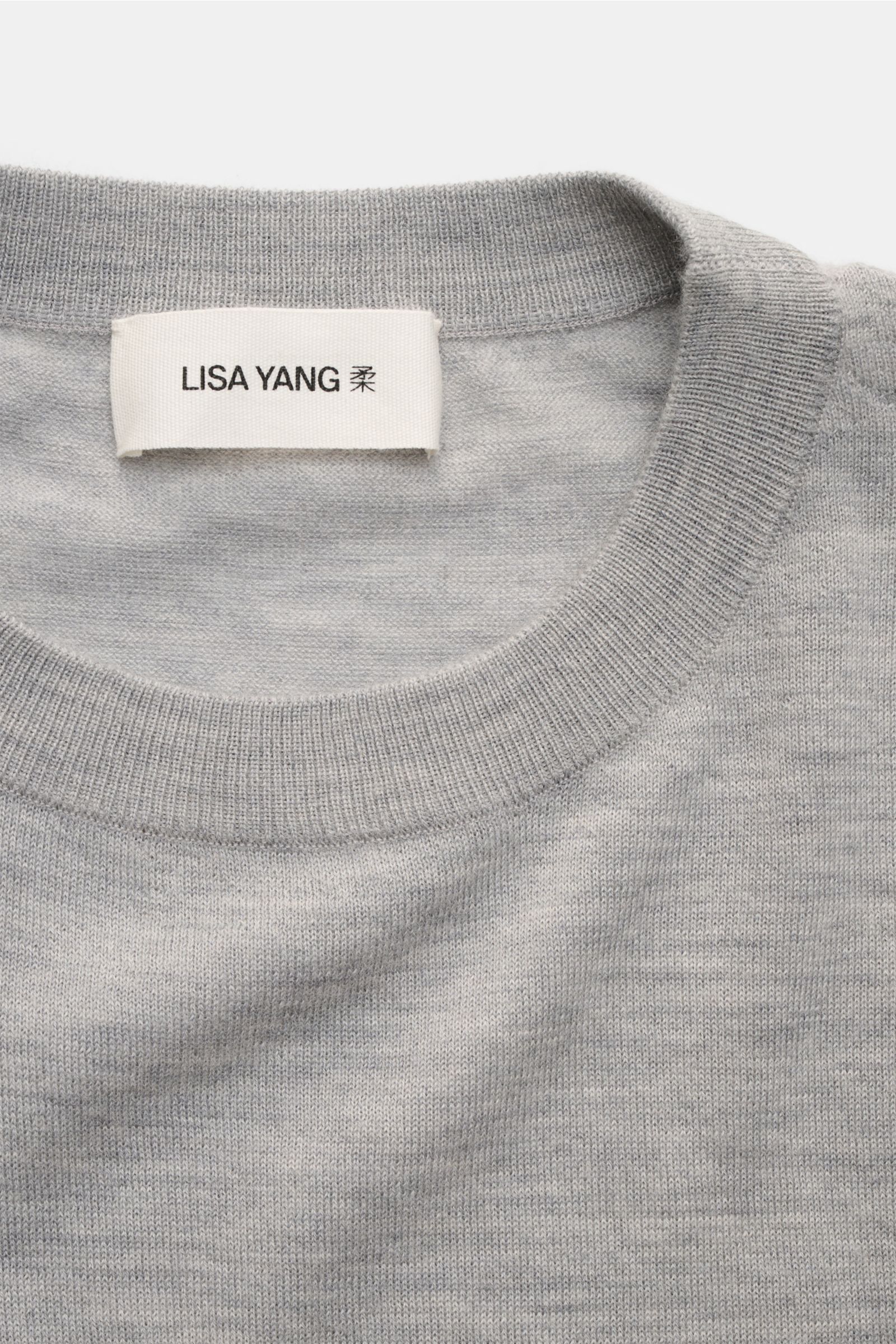 Lisa Yang Cashmere Kurzarm-Pullover 'Ancell' grau meliert, feines Strickbild, Rundhalsausschnitt, weicher Griff, Nahaufnahme von oben.