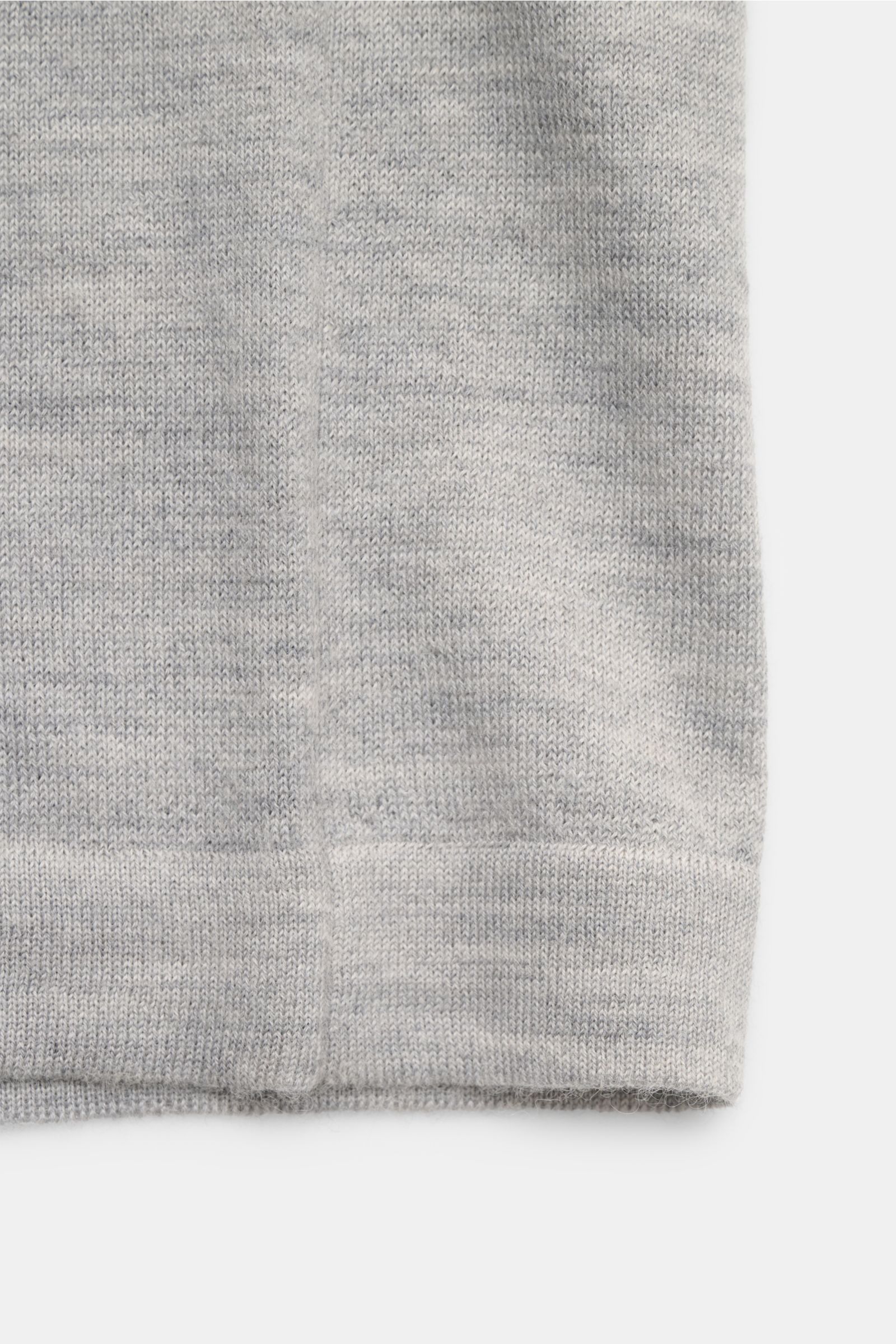 Lisa Yang Cashmere Kurzarm-Pullover 'Ancell' grau meliert in Nahaufnahme von unten, feines Strickbild, weicher Griff, Regular Fit, Rundhalsausschnitt.