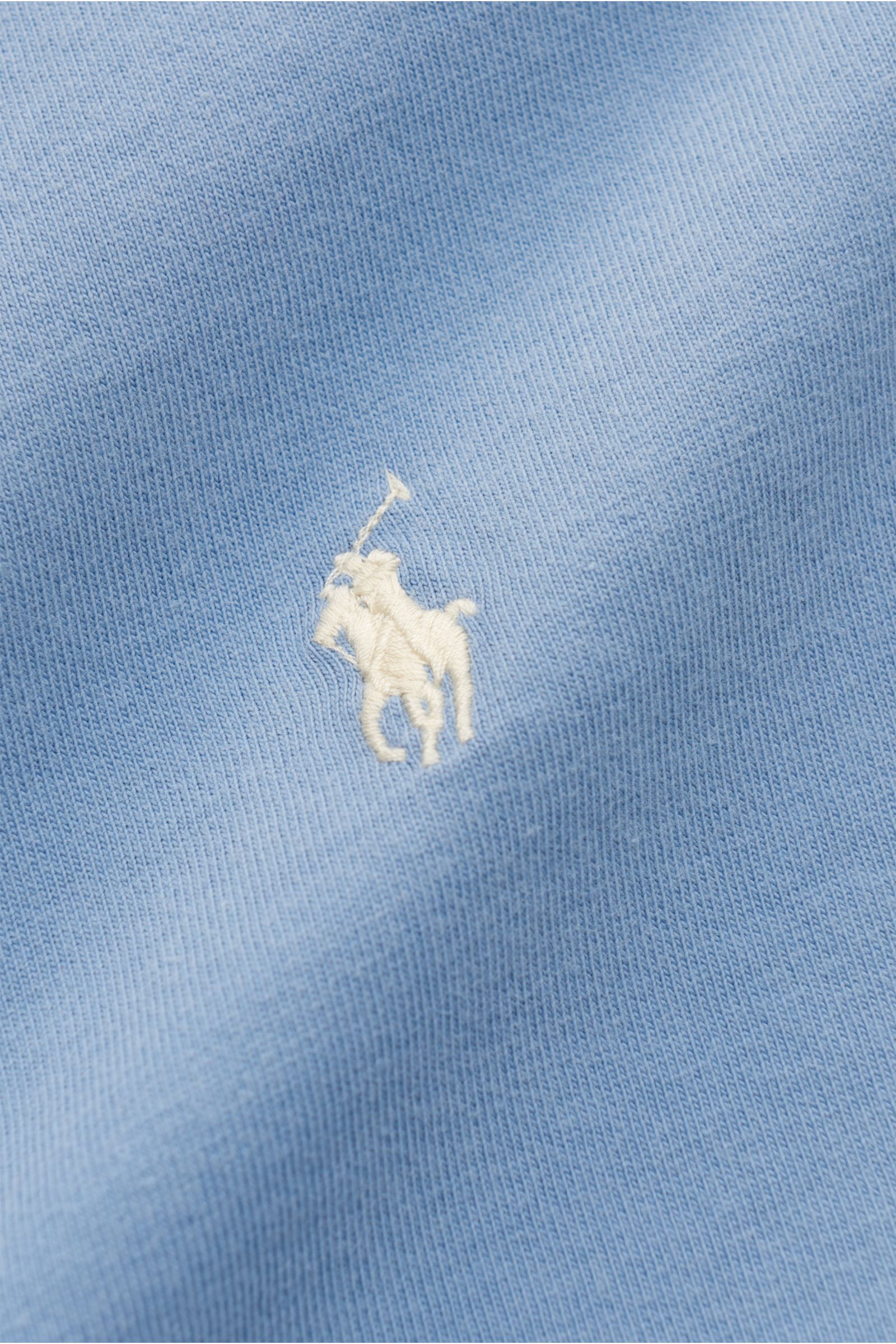 Makroaufnahme des Polo Ralph Lauren Rundhals-T-Shirts rauchblau, Jersey aus reiner Baumwolle, weiche Qualität, Regular Fit, Rundhalsausschnitt, Logo-Stitching auf der Brust.