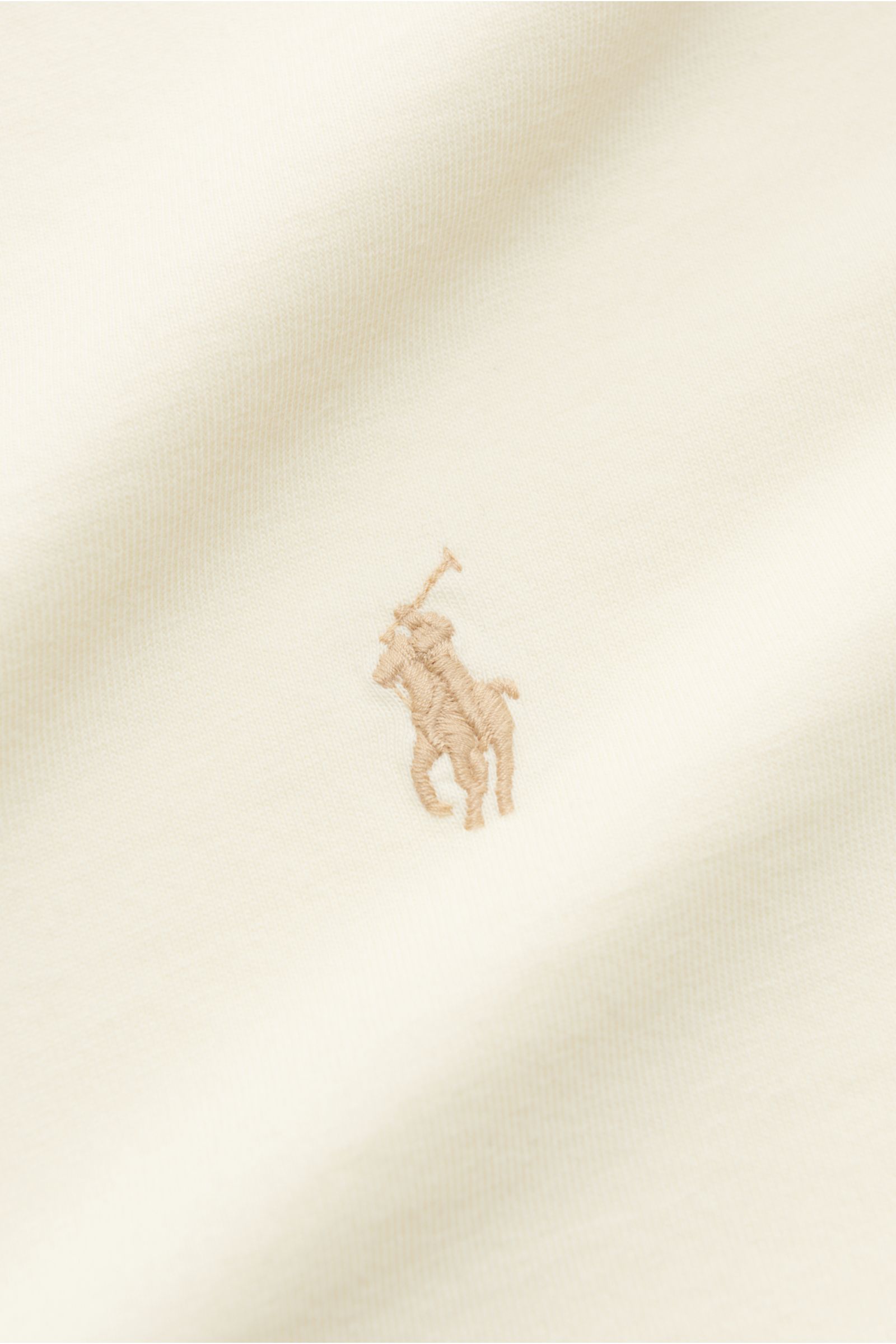 Polo Ralph Lauren Rundhals-T-Shirt pastellgelb, Detailaufnahme von vorne, Jersey aus reiner Baumwolle, weiche Qualität, Regular Fit, Rundhalsausschnitt, Logo-Stitching auf der Brust.