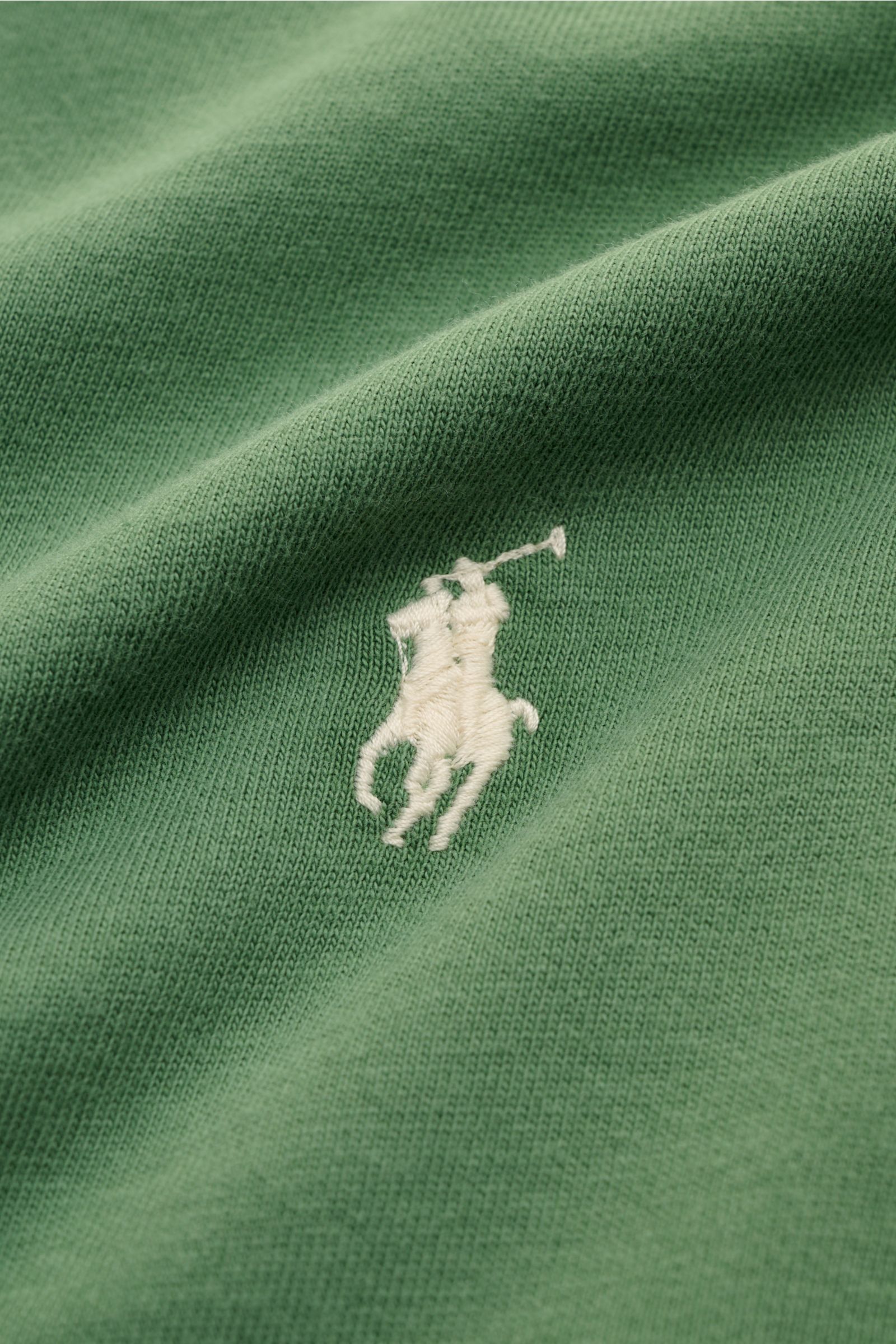 Close-up front view of Polo Ralph Lauren Rundhals-T-Shirt grün showing labeltypisches Logo-Stitching on soft, pure cotton jersey fabric, weiche Qualität, Regular Fit, Rundhalsausschnitt.