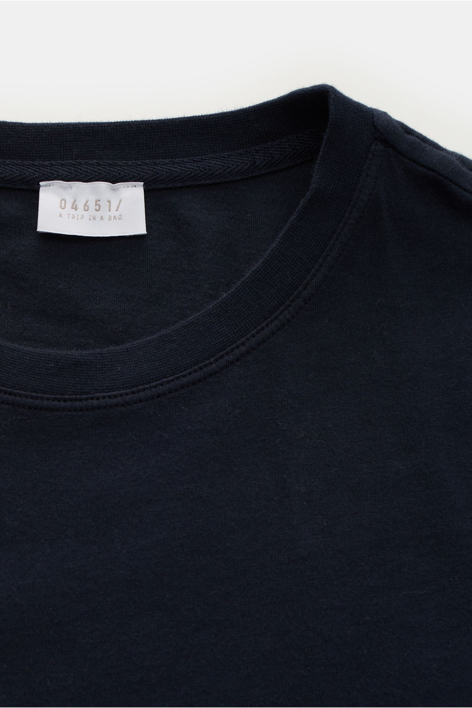 04651/ A trip in a bag Rundhals-T-Shirt navy