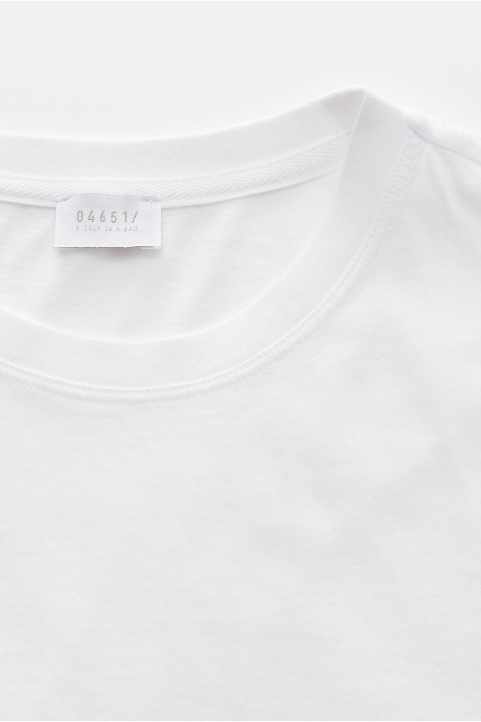 04651/ A trip in a bag Rundhals-T-Shirt weiß