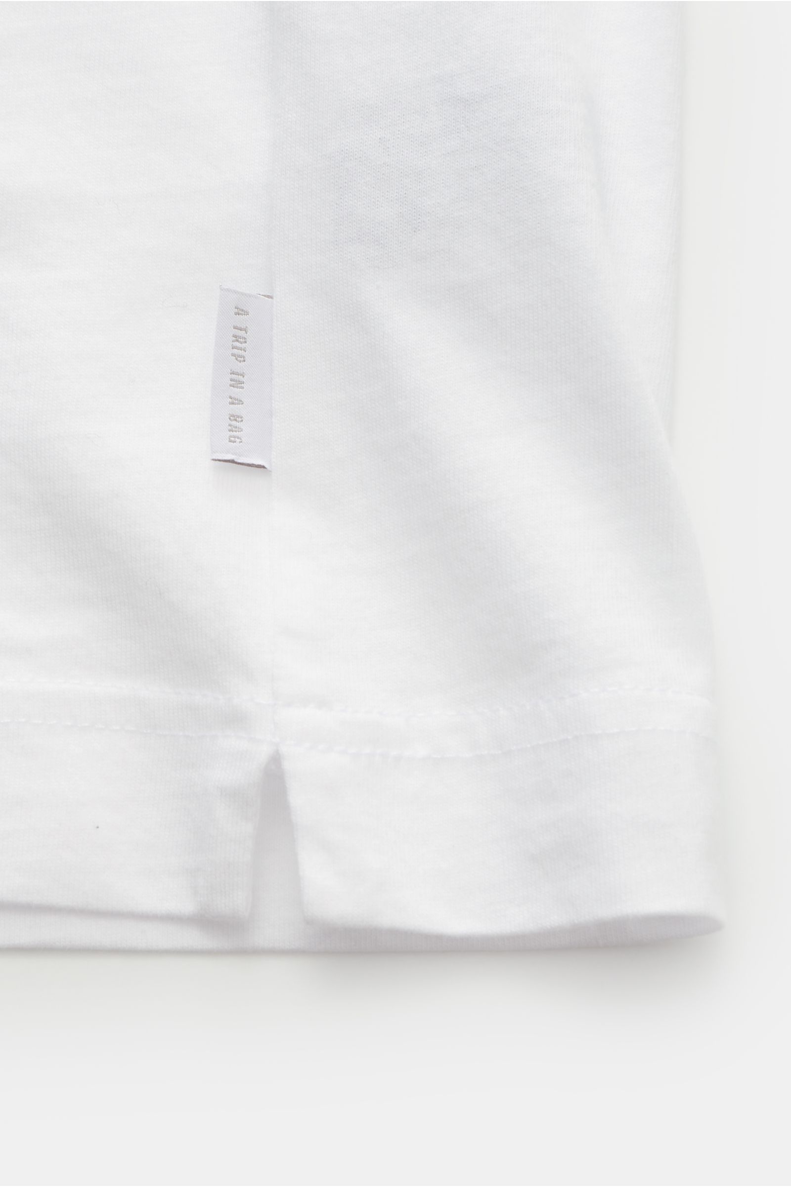 04651/ A trip in a bag Rundhals-T-Shirt weiß