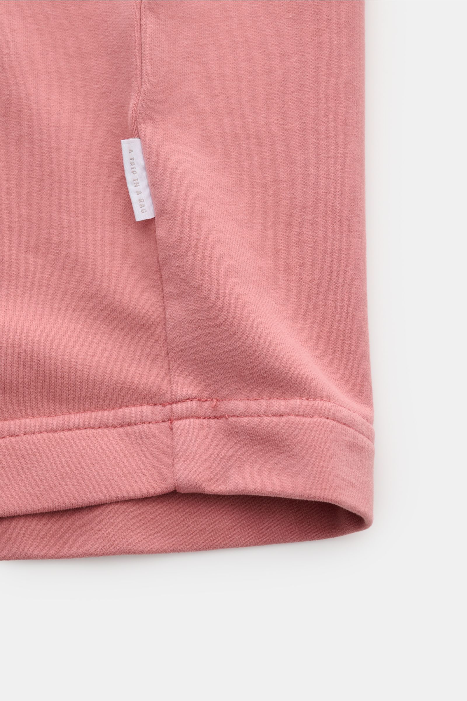 04651/ A trip in a bag Rundhals-T-Shirt 'If Tee' altrosa, Detailaufnahme der unteren Saumkante mit Weblabel, Baumwoll-Jersey, Oversized Fit.