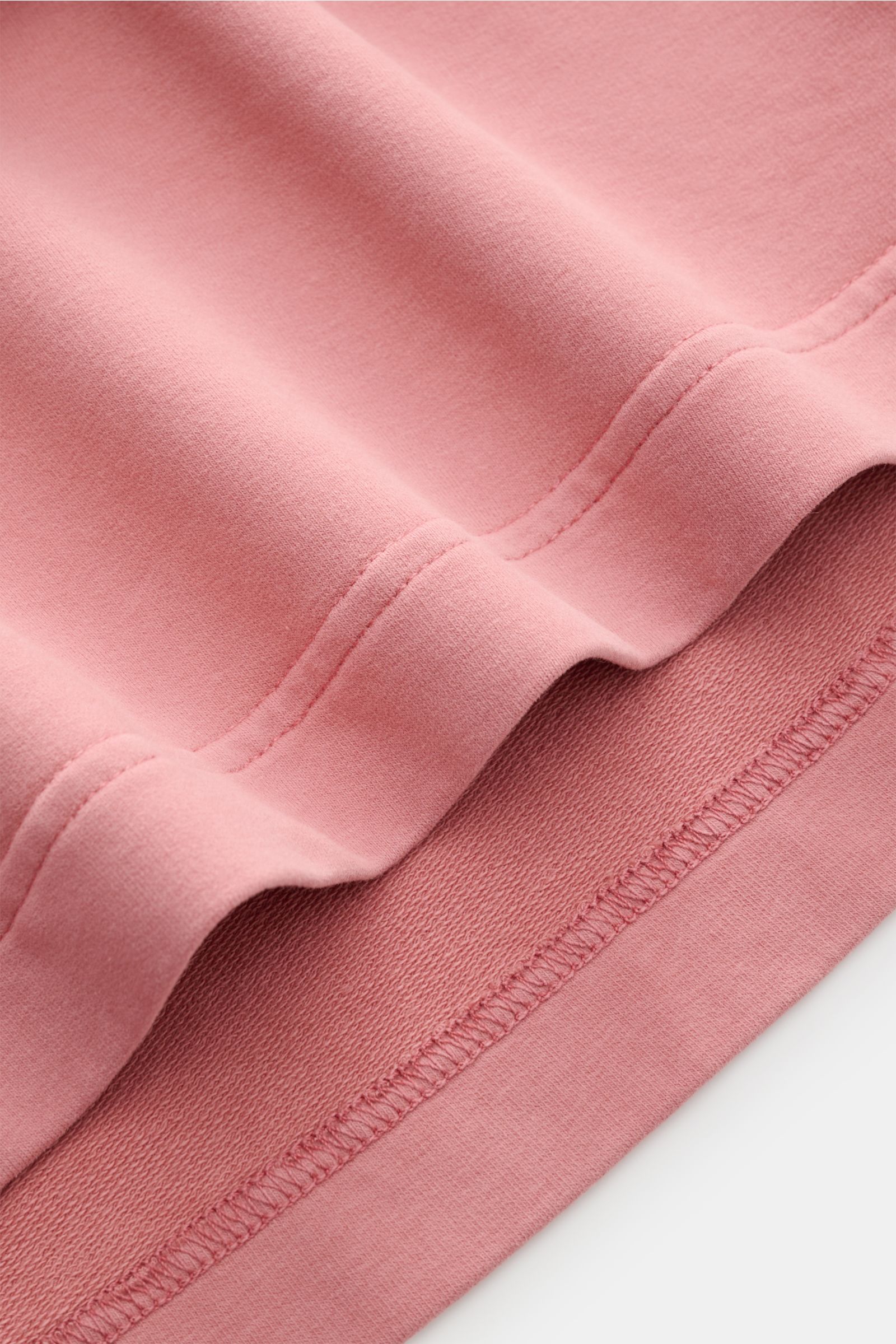 Nahaufnahme des Saums vom 04651/ A trip in a bag Rundhals-T-Shirt 'If Tee' altrosa, Baumwoll-Jersey, weicher Griff, schwere Qualität.