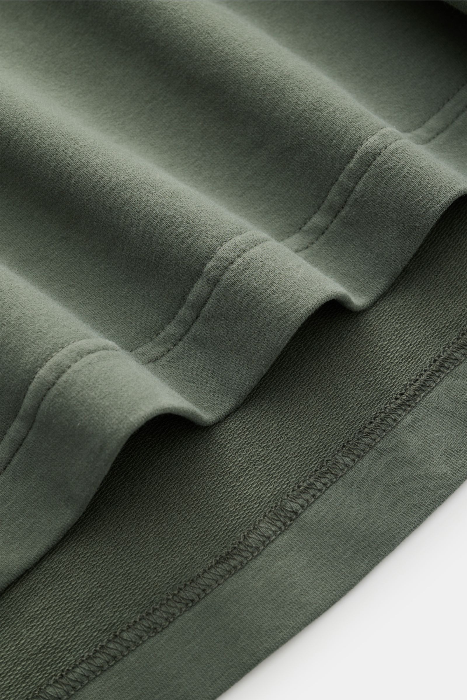 Nahaufnahme der Stoffstruktur und Saumdetails des graugrünen 04651/ A trip in a bag Rundhals-T-Shirts 'If Tee' aus schwerer, elastischer Baumwolle mit weichem Griff.