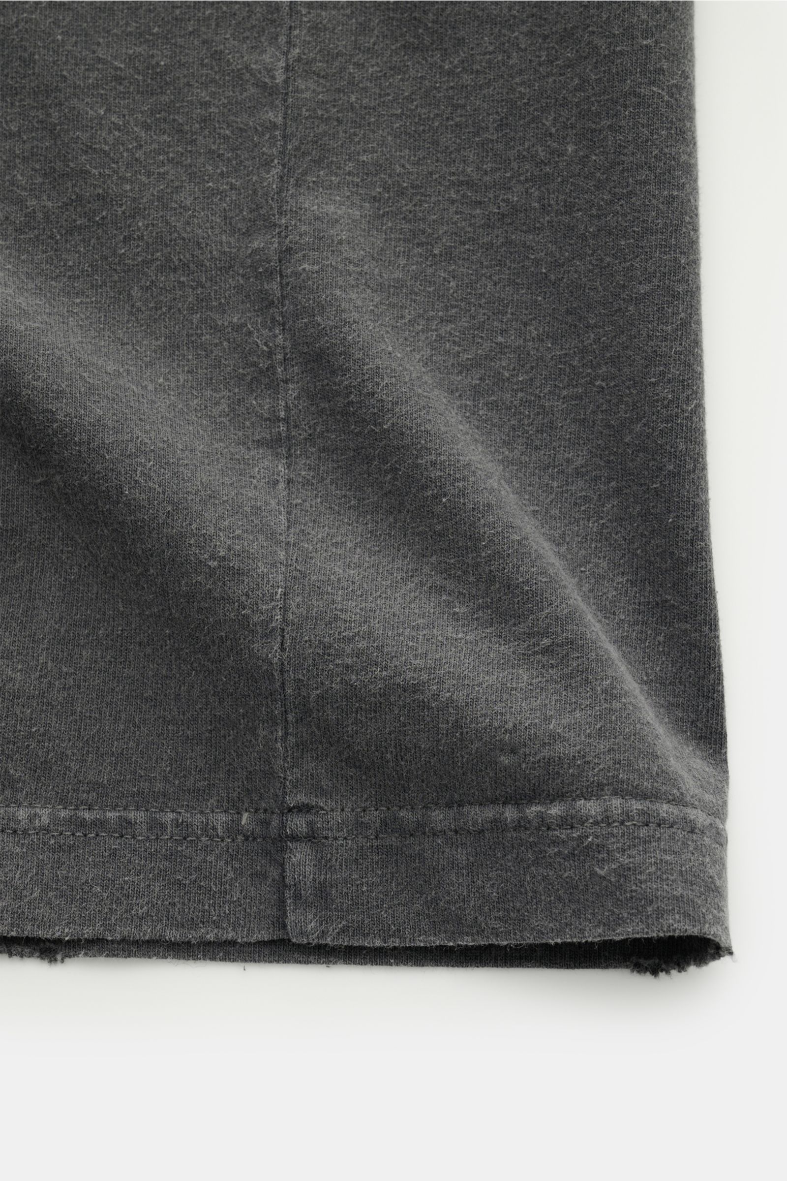 Golden Goose Rundhals-T-Shirt dunkelgrau, Detailansicht des weichen Baumwoll-Jerseys mit Naht und modernem, leicht ausgefranstem Saum, garment dyed.