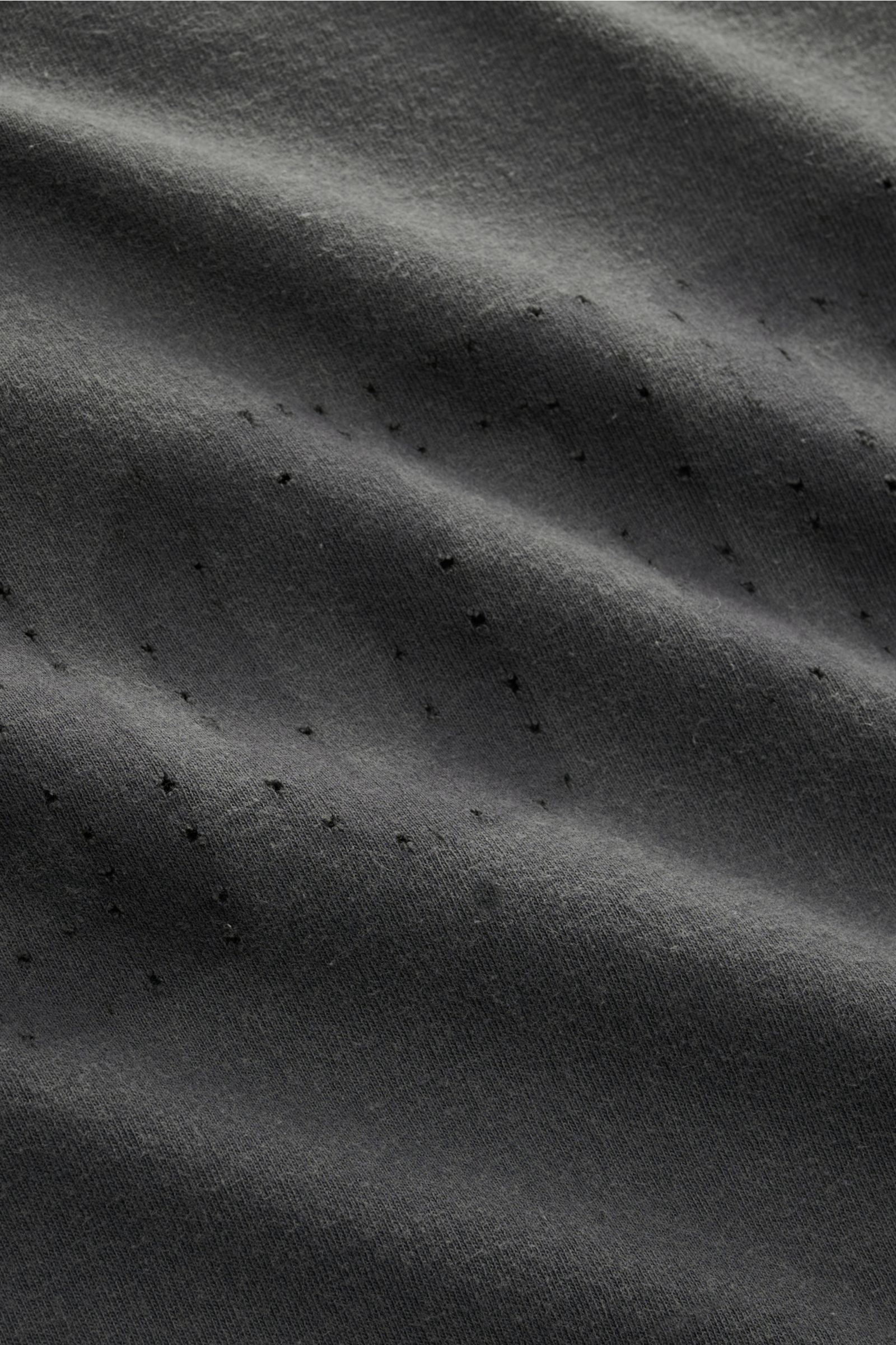 Golden Goose Rundhals-T-Shirt dunkelgrau, Nahaufnahme der weichen Baumwoll-Jersey-Oberfläche mit modernen Distressed-Details, frontale Perspektive.