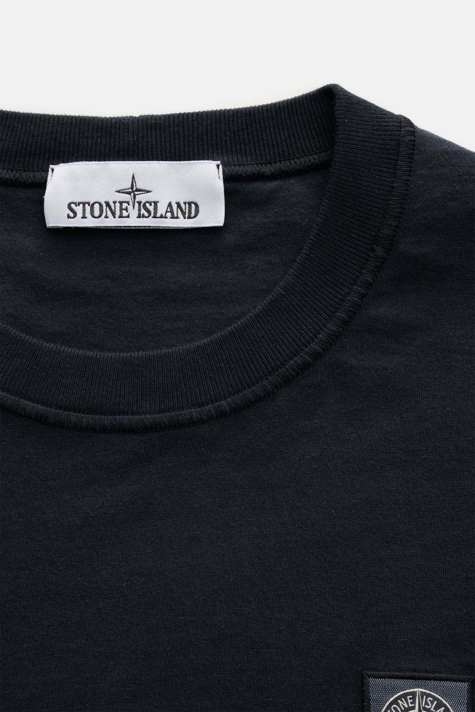 Nahaufnahme des Stone Island Rundhals-T-Shirts navy von vorne, Jersey aus Bio-Baumwolle, weicher Griff, Overlock-Nähte, Slim Fit, mit Weblabel und Kompass-Logo.