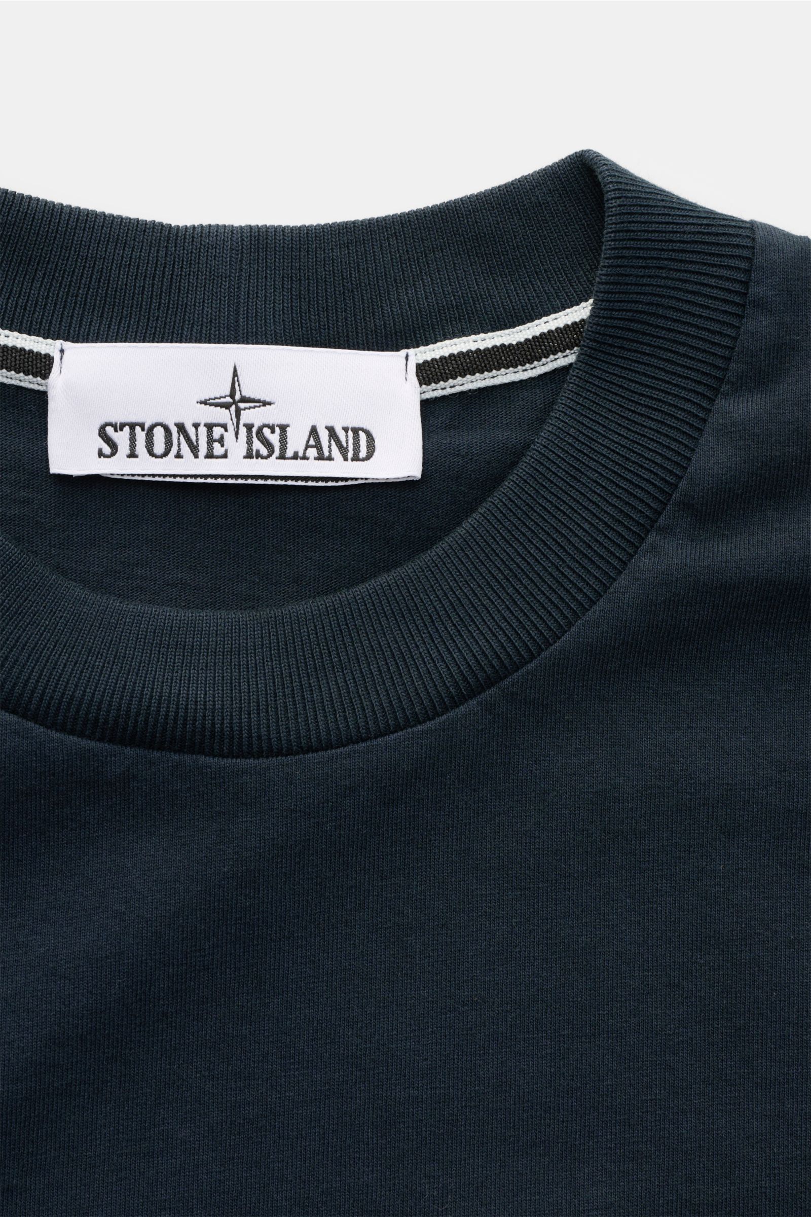 Stone Island Rundhals-T-Shirt 'Industrial Print' dark navy, Garment-dyed Baumwolle, Front-Logo, Rücken-Windrosen-Print, Nahaufnahme Kragen