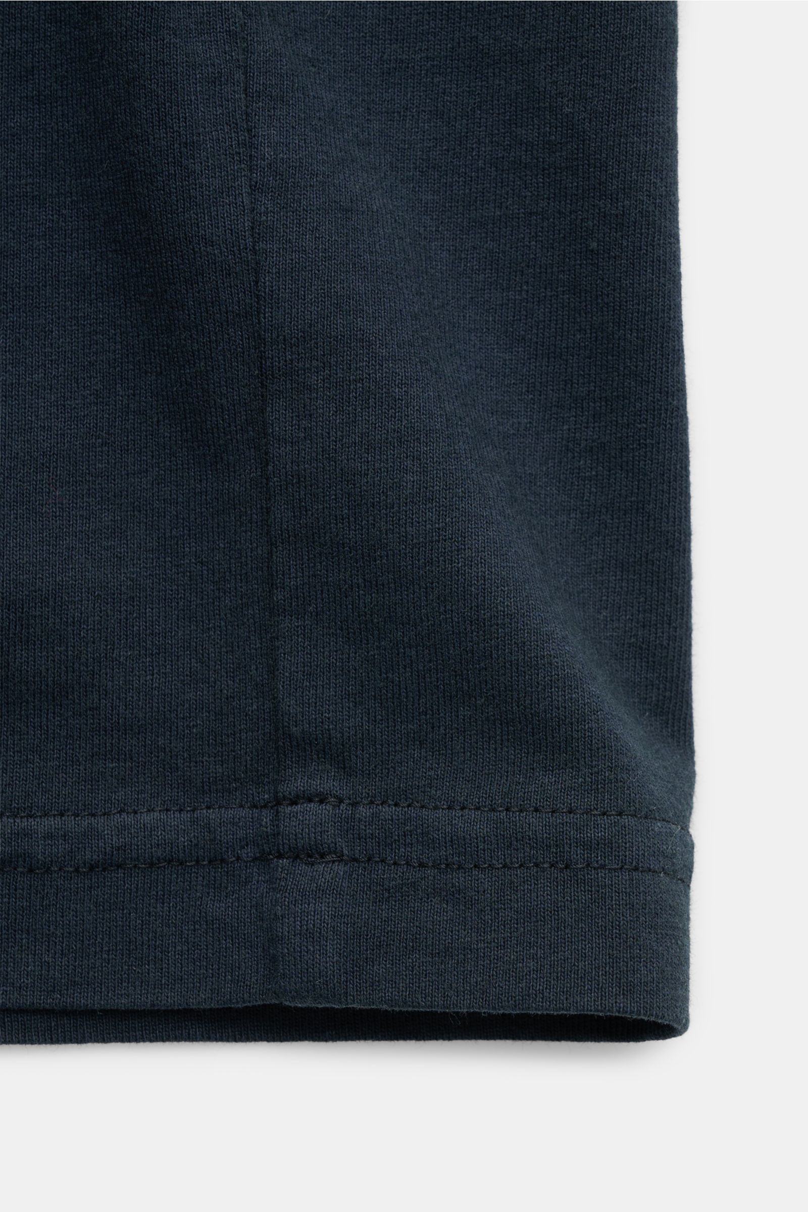 Stone Island Rundhals-T-Shirt 'Industrial Print' dark navy, Detailaufnahme Saum mit Naht, Baumwoll-Jersey, garment dyed, Regular Fit.