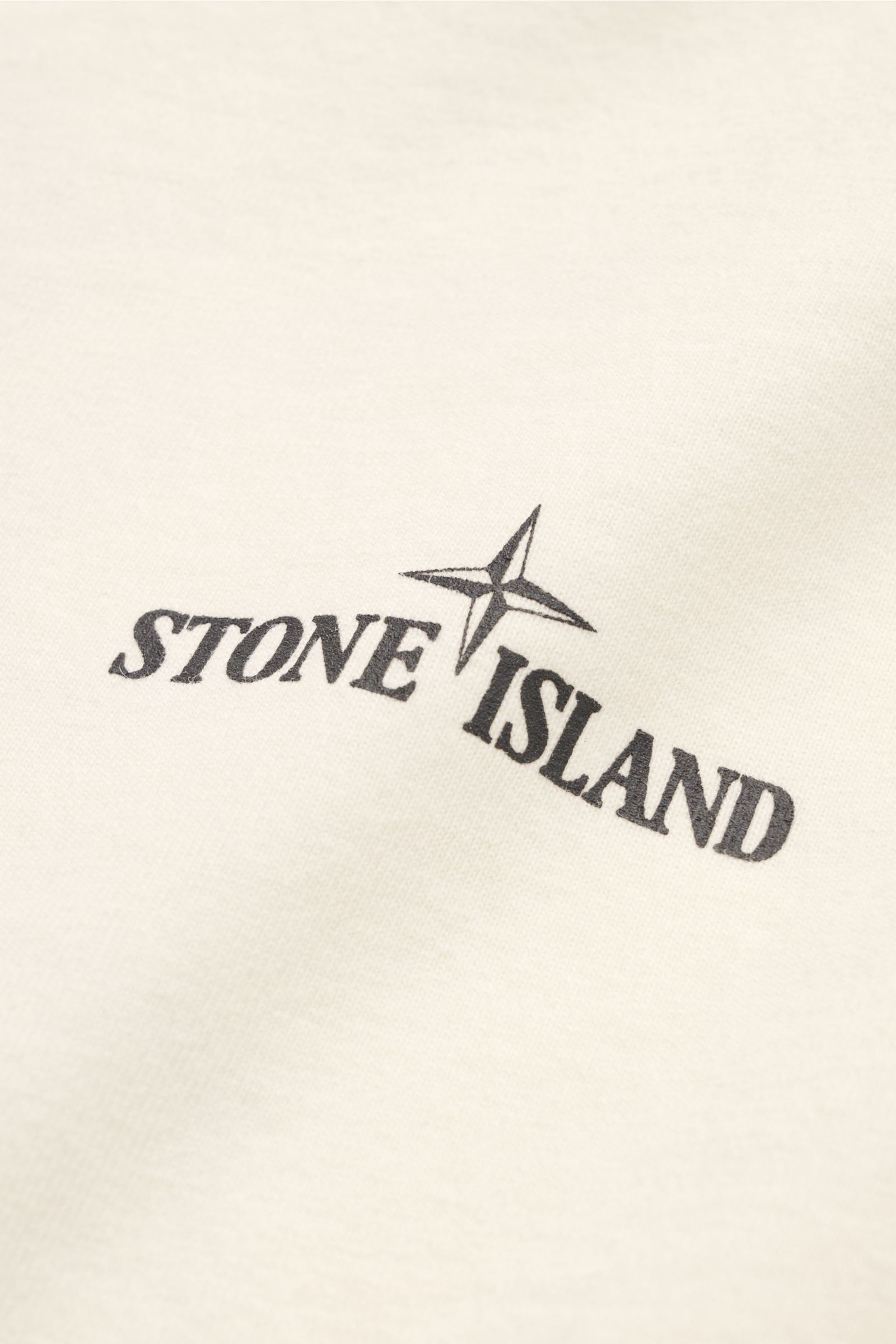 Stone Island Rundhals-T-Shirt 'Industrial Print' creme, Nahaufnahme Front mit STONE ISLAND-Logo und Kompass, reine Baumwolle, garment dyed.