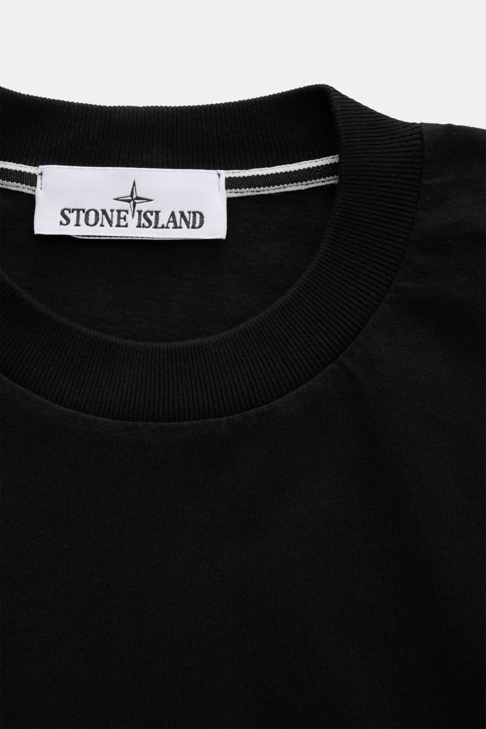 Close-up front view of Stone Island Rundhals-T-Shirt 'Industrial Print' schwarz showing black garment-dyed cotton with ribbed round neckline and Stone Island label.

Description: STONE ISLAND liefert mit diesem legeren T-Shirt aus Garment-dyed-Baumwoll