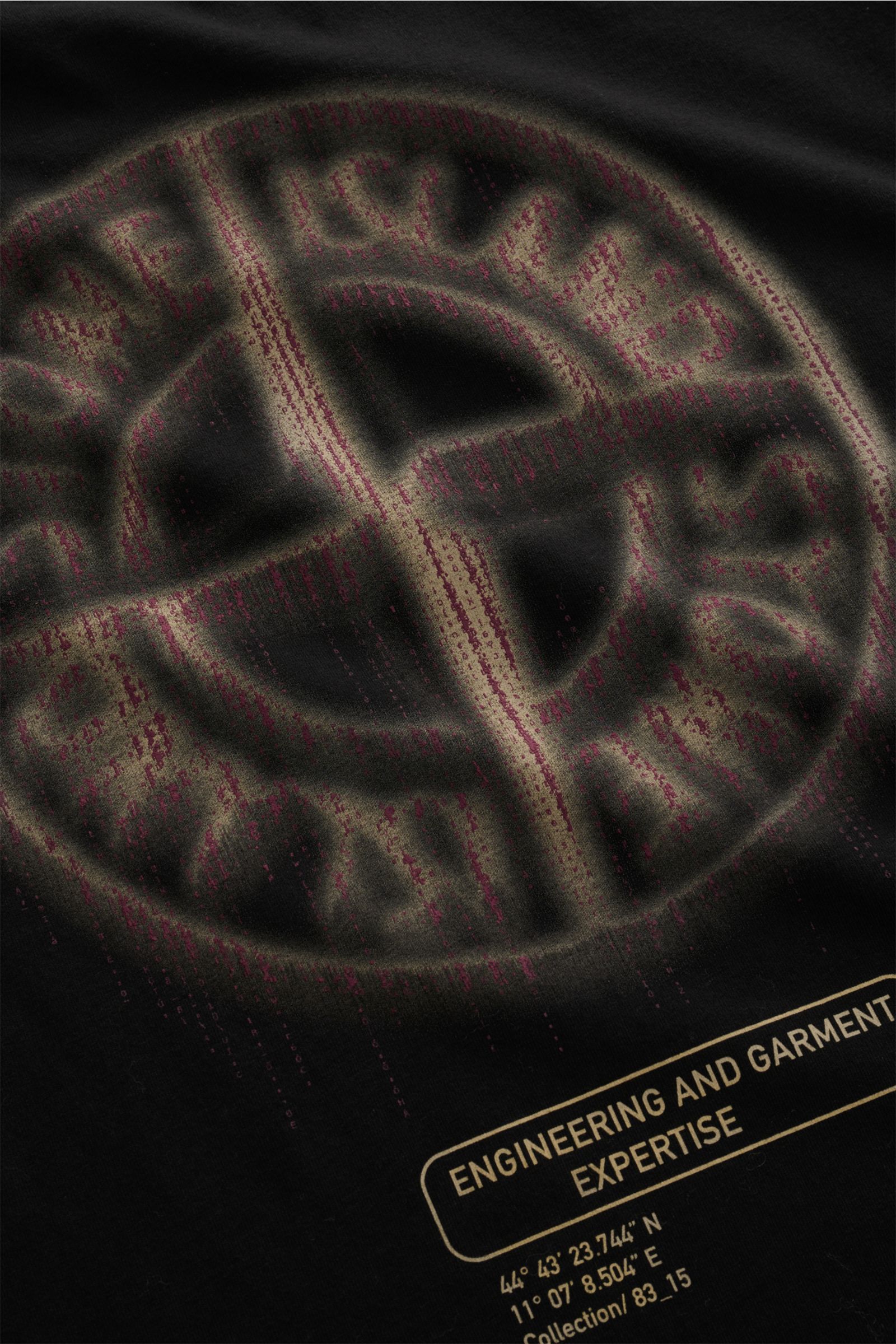 Stone Island Rundhals-T-Shirt 'Industrial Print' schwarz showing a close-up front view of the garment-dyed cotton fabric with a faded compass and Stone Island logo print. STONE ISLAND liefert mit diesem legeren T-Shirt aus Garment-dyed-Baumwolle mit ch