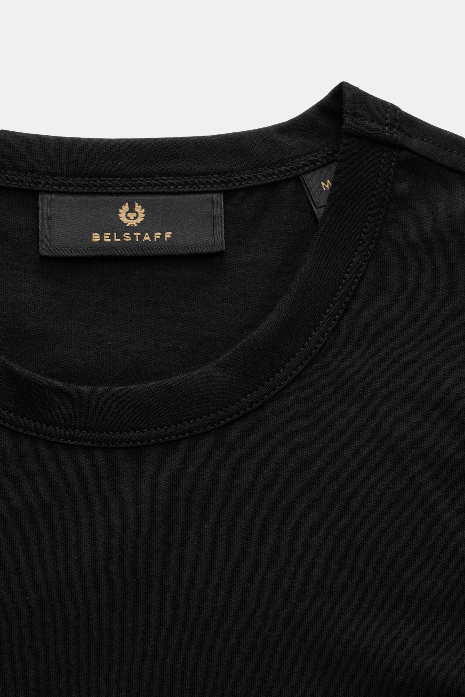 Belstaff Rundhals-T-Shirt schwarz aus leichtem Baumwoll-Jersey mit Slim Fit, weichem Griff, Rundhalsausschnitt und tonalem Weblabel, Nahaufnahme.