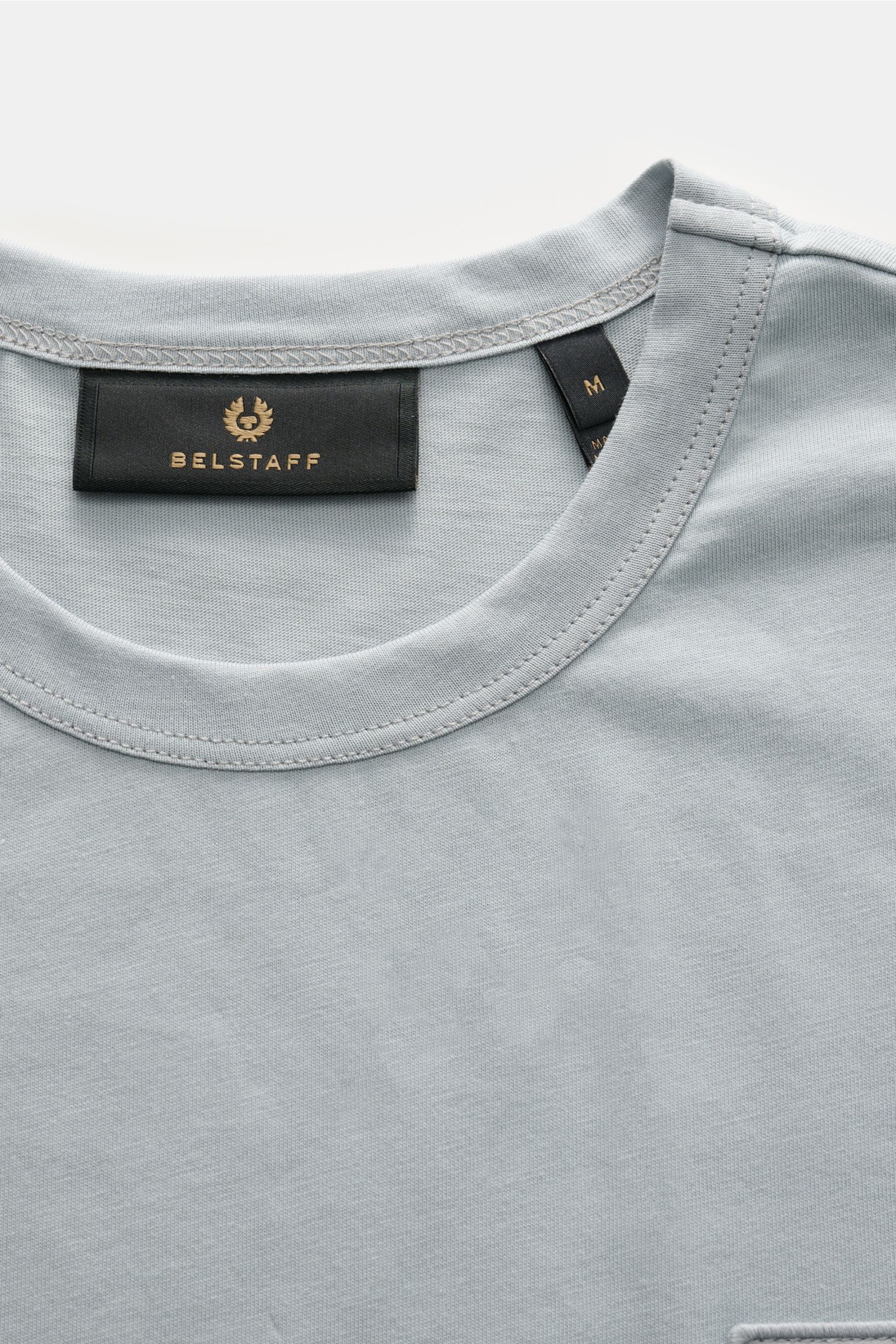 Close-up front view of the Belstaff Rundhals-T-Shirt rauchblau in light cotton jersey with round neckline and tonal Belstaff label.

Description: Dieses T-Shirt von BELSTAFF, gefertigt aus leichtem Baumwoll-Jersey und veredelt mit einem dezenten Ton-in