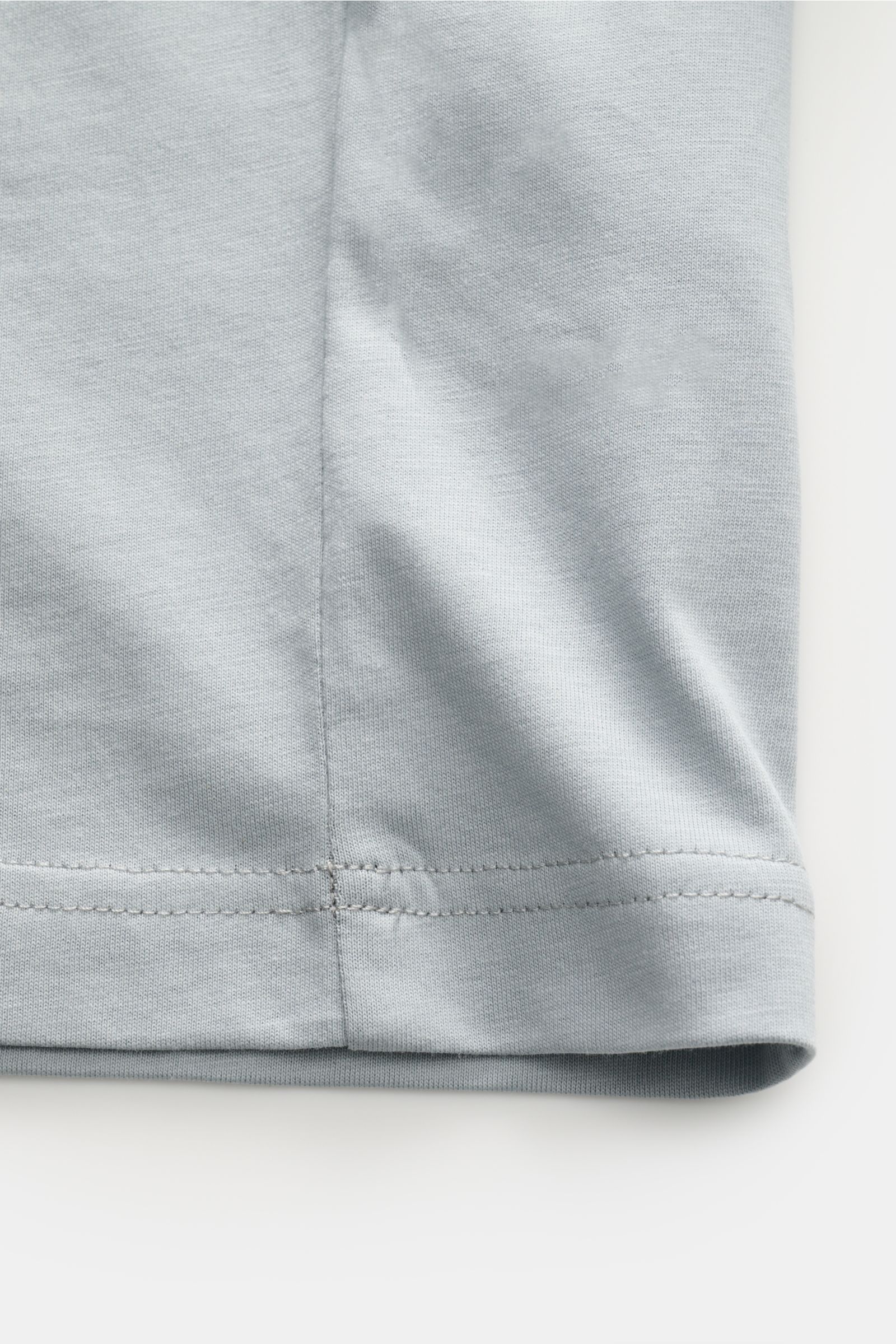 Close-up view of the hem and side seam of the Belstaff Rundhals-T-Shirt rauchblau made from soft, pure cotton jersey.

Description: Dieses T-Shirt von BELSTAFF, gefertigt aus leichtem Baumwoll-Jersey und veredelt mit einem dezenten Ton-in-Ton-Weblabel,