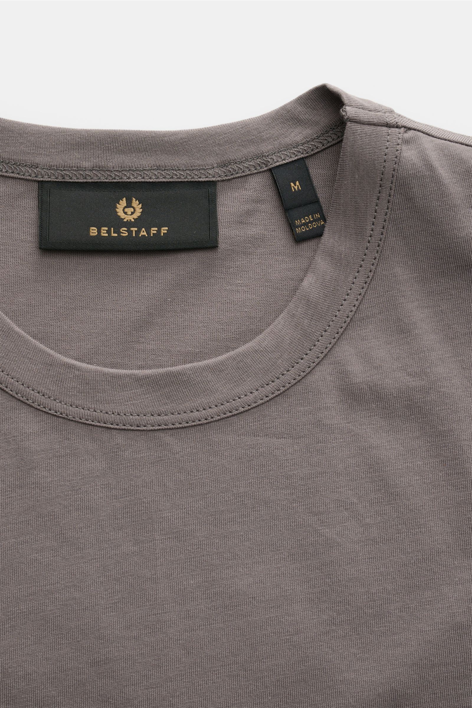 Close-up front view of the Belstaff Rundhals-T-Shirt dunkelgrau showing the round neckline and tonal BELSTAFF web label on soft pure cotton jersey.

Dieses T-Shirt von BELSTAFF, gefertigt aus leichtem Baumwoll-Jersey und veredelt mit einem dezenten Ton