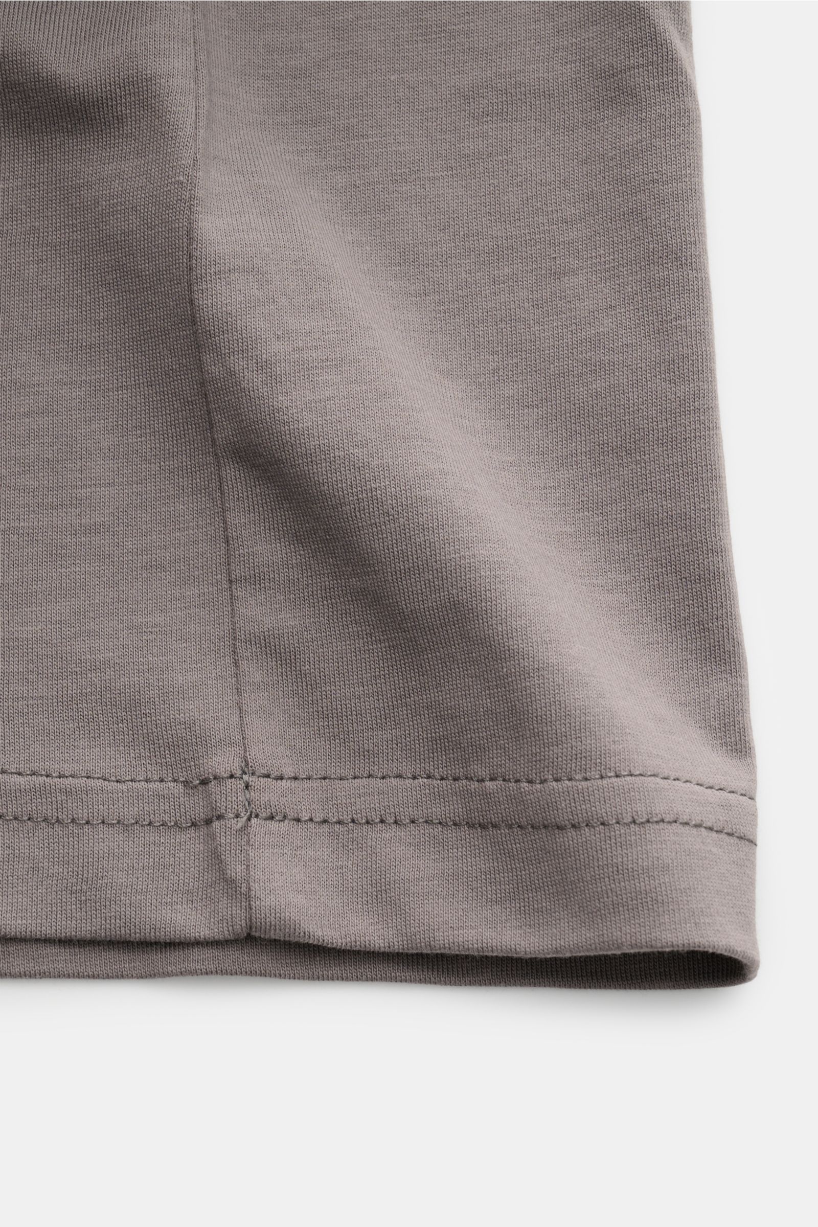 Close-up view of the hem and stitching detail of the Belstaff Rundhals-T-Shirt dunkelgrau, made of soft cotton jersey.

Description: Dieses T-Shirt von BELSTAFF, gefertigt aus leichtem Baumwoll-Jersey und veredelt mit einem dezenten Ton-in-Ton-Weblabel