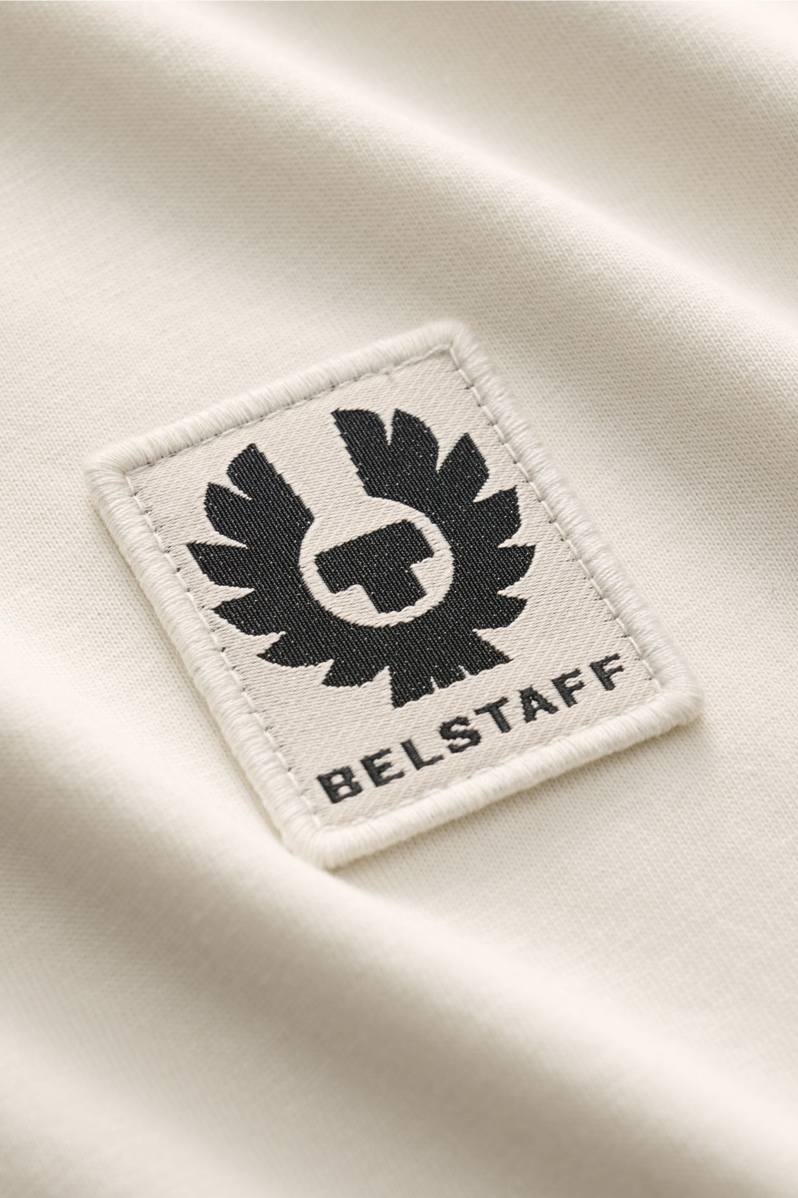 Belstaff Rundhals-T-Shirt creme, Detailaufnahme des tonalen Weblabels auf weichem Baumwoll-Jersey in Slim Fit, Frontperspektive.