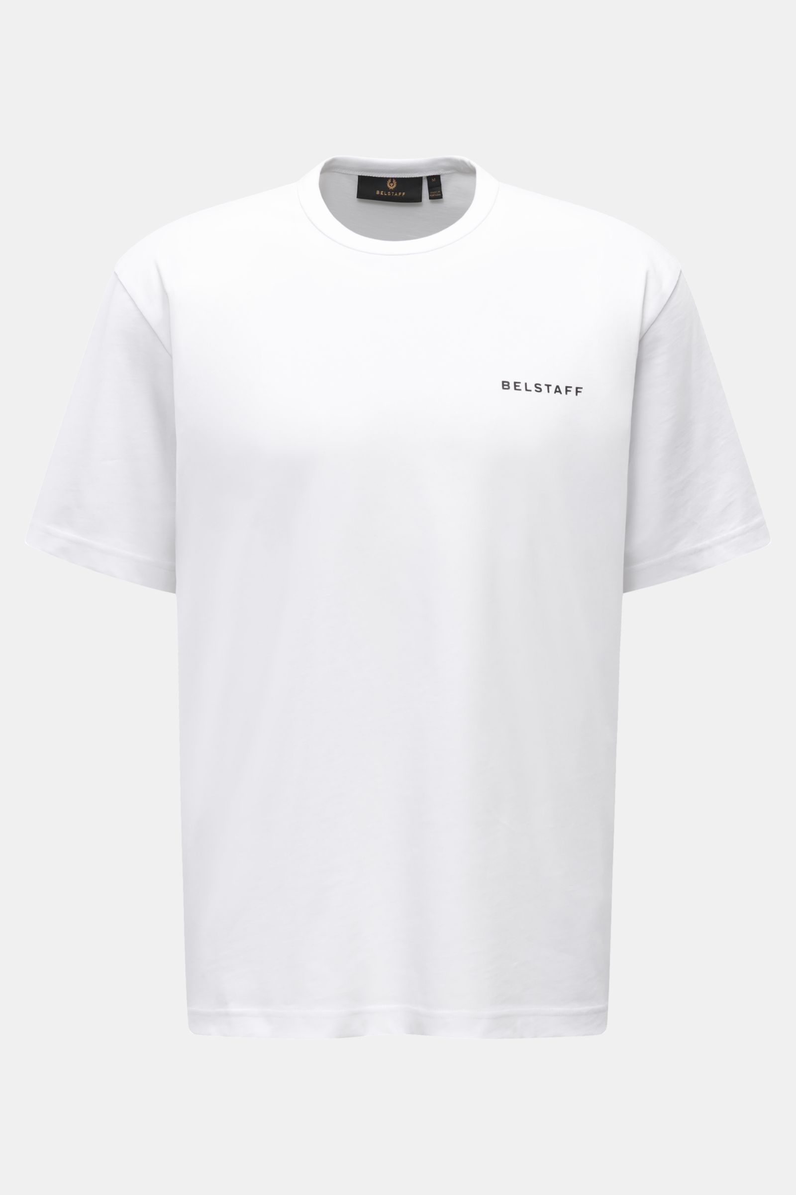 Belstaff Rundhals-T-Shirt 'Border' weiß shown from the front with BELSTAFF logo on the chest, made of soft pure cotton jersey in regular fit with round neckline. Das Rundhals-T-Shirt 'Border' von BELSTAFF zeigt sich im Regular Fit mit markantem XXL-Phö
