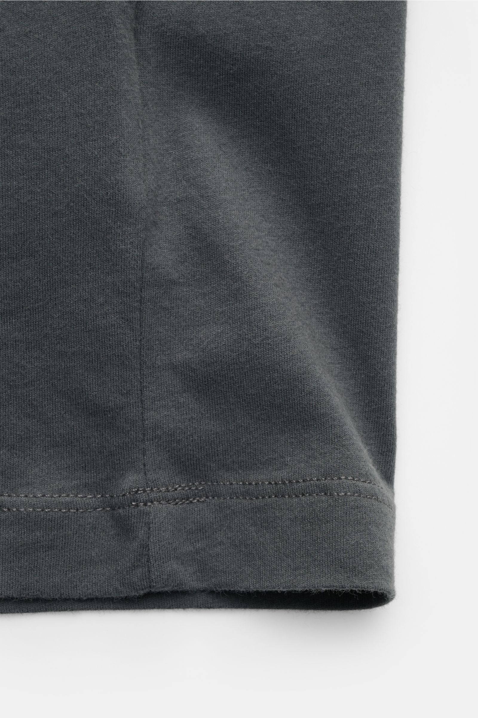 Officine Générale Rundhals-T-Shirt 'Cneck Tee' dunkelgrau, Detailaufnahme Saum und Naht, Bio-Baumwolle, Slim Fit, weiche Haptik, Rundhalsausschnitt.
