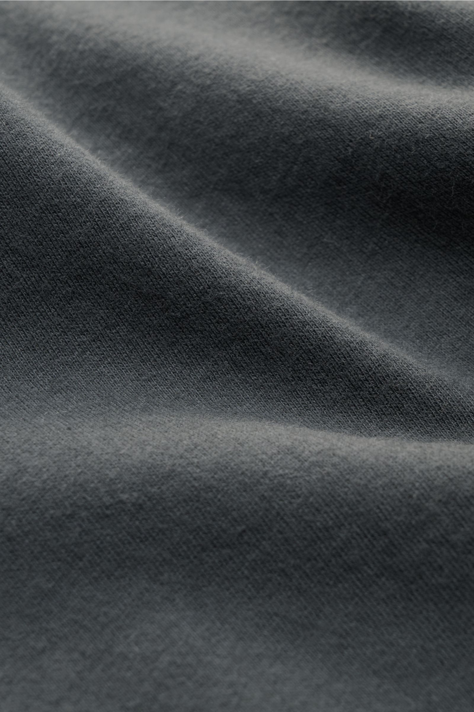 Detailaufnahme des Officine Générale Rundhals-T-Shirts 'Cneck Tee' dunkelgrau aus reiner Bio-Baumwolle mit weicher Haptik, Slim Fit und Rundhalsausschnitt.