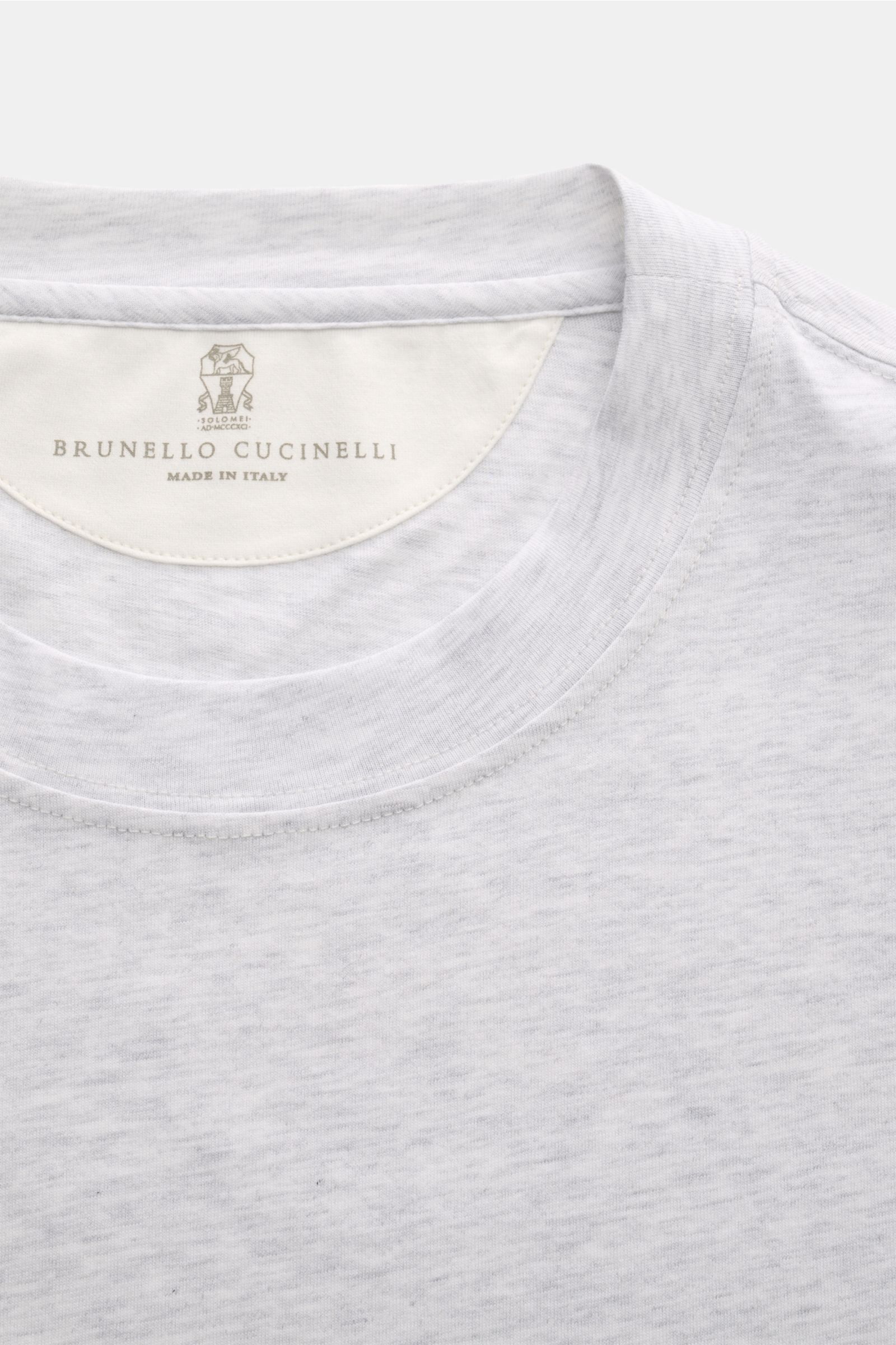 Close-up front view of Brunello Cucinelli Rundhals-T-Shirt hellgrau meliert showcasing its round neckline and fine fabric texture.

Luxuriöse Materialqualität und feinste Verarbeitung verleihen dem Rundhals-T-Shirt aus reinem Baumwolljersey von BRUNELL