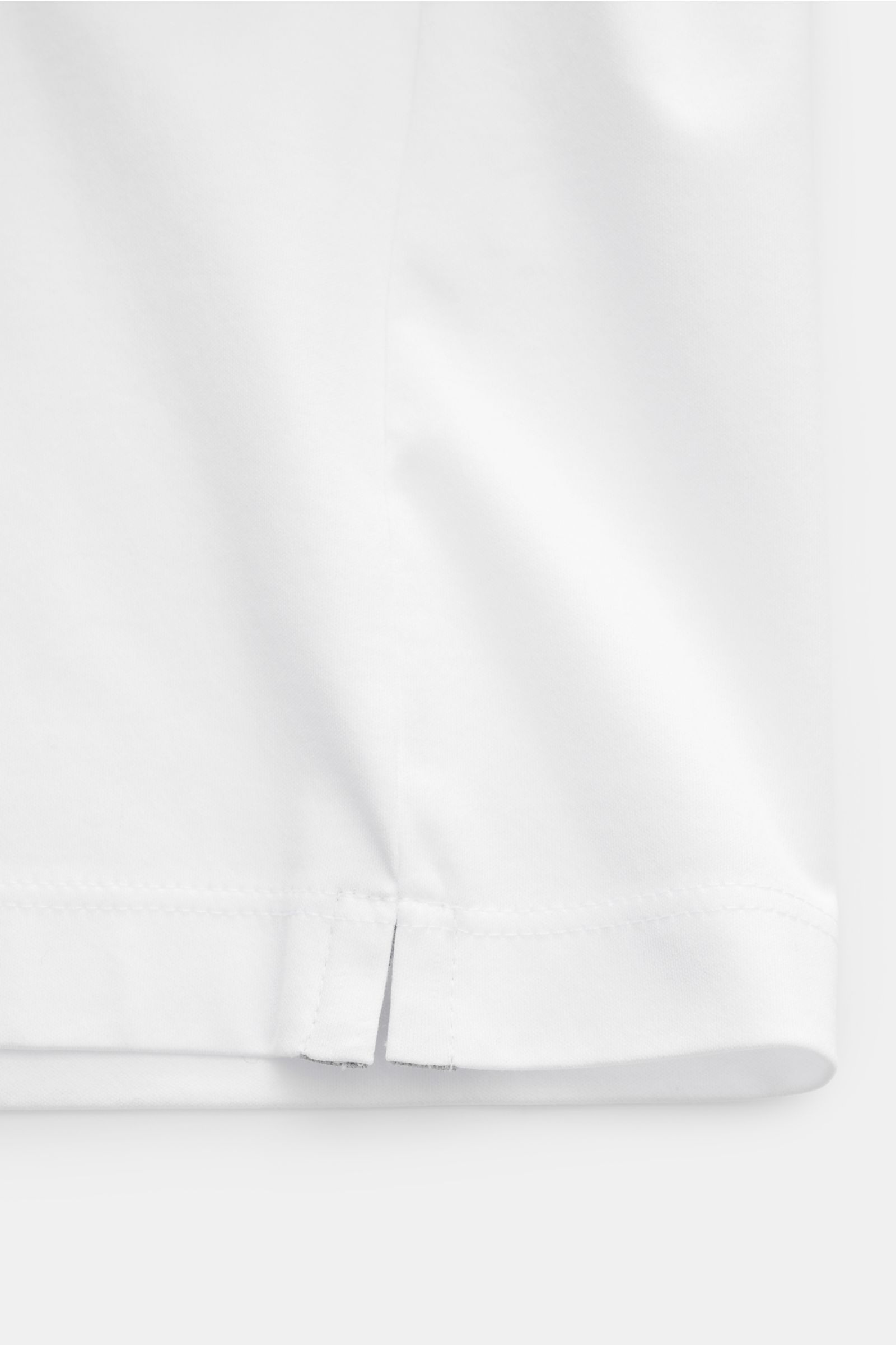 Close-up from the side of the hem with short slits of the Brunello Cucinelli Rundhals-T-Shirt weiß made of pure cotton jersey.

Additional description: 
Luxuriöse Materialqualität und feinste Verarbeitung verleihen dem Rundhals-T-Shirt aus reinem Baumw