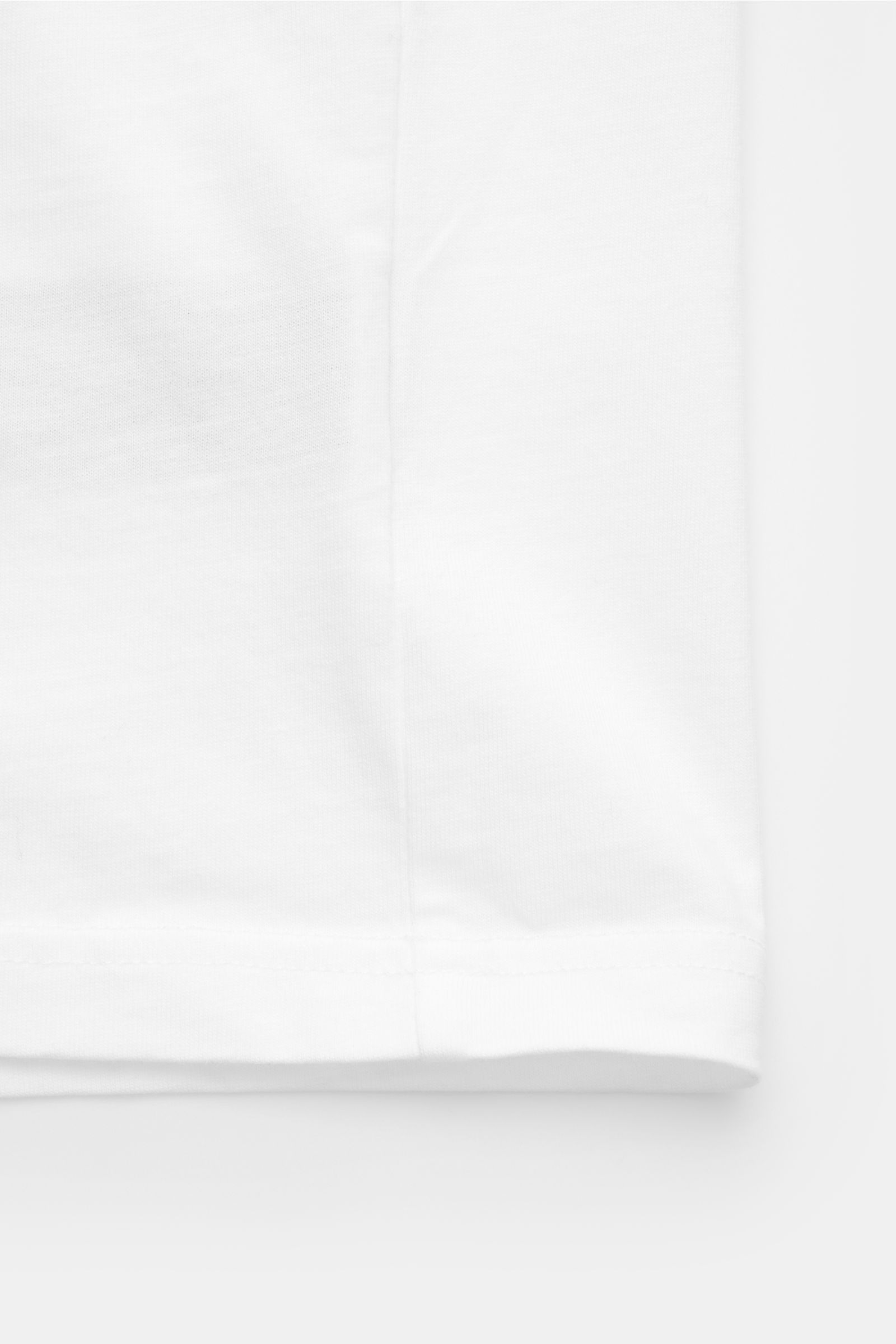 Close-up side view of Barbour Rundhals-T-Shirt weiß showing pure cotton fabric, soft quality, Regular Fit, bold cow print, and rear woven label. 

Description: 
Cooler Hingucker von BARBOUR aus der PAUL SMITH Kooperation: Dieses T-Shirt mit plakativem 