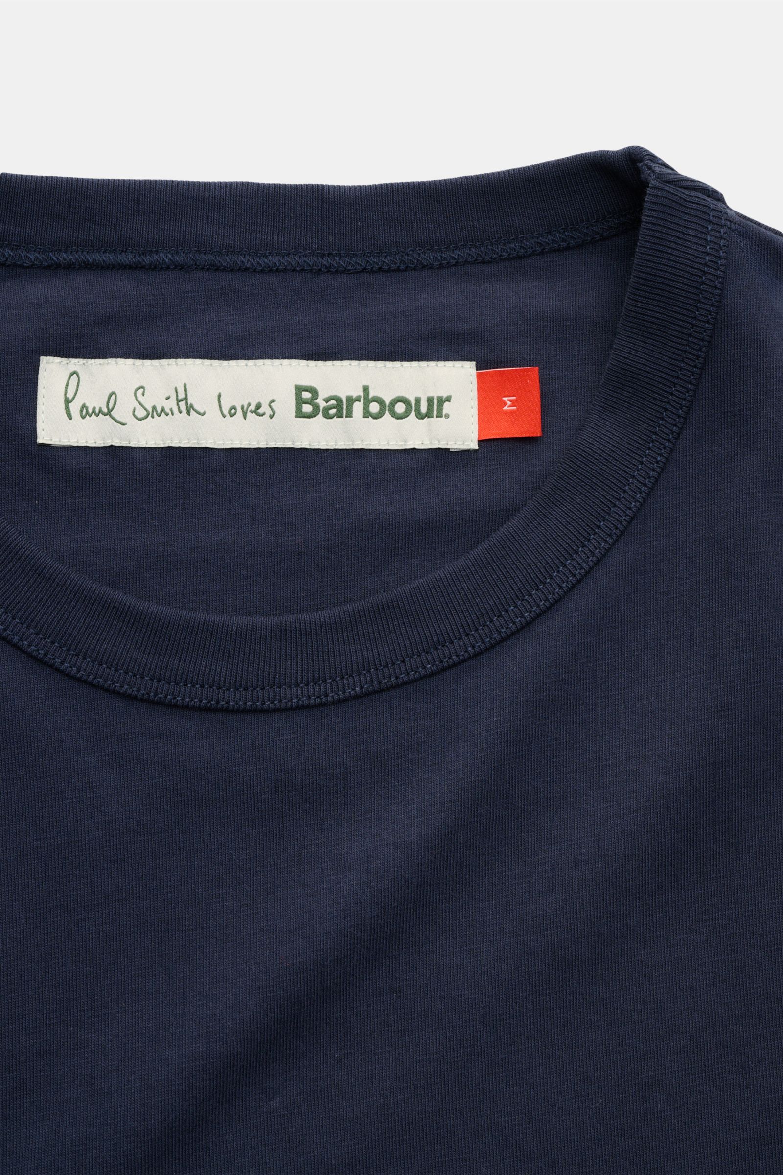 Nahaufnahme des Barbour Rundhals-T-Shirt navy von oben, reine Baumwolle, weiche Qualität, Regular Fit, Print und rückwärtiges Weblabel sichtbar.