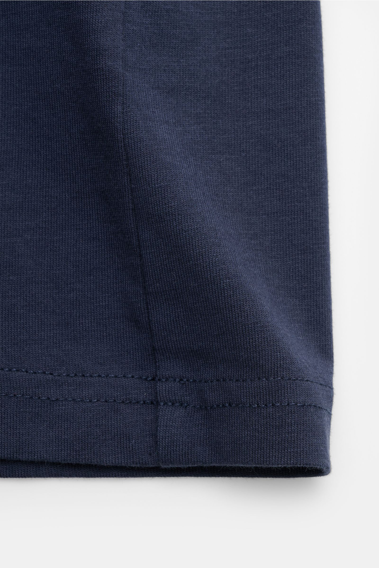 Barbour Rundhals-T-Shirt navy, Detailaufnahme des Saums aus reiner Baumwolle, weiche Qualität, Regular Fit, Print vorne, rückwärtiges Weblabel.