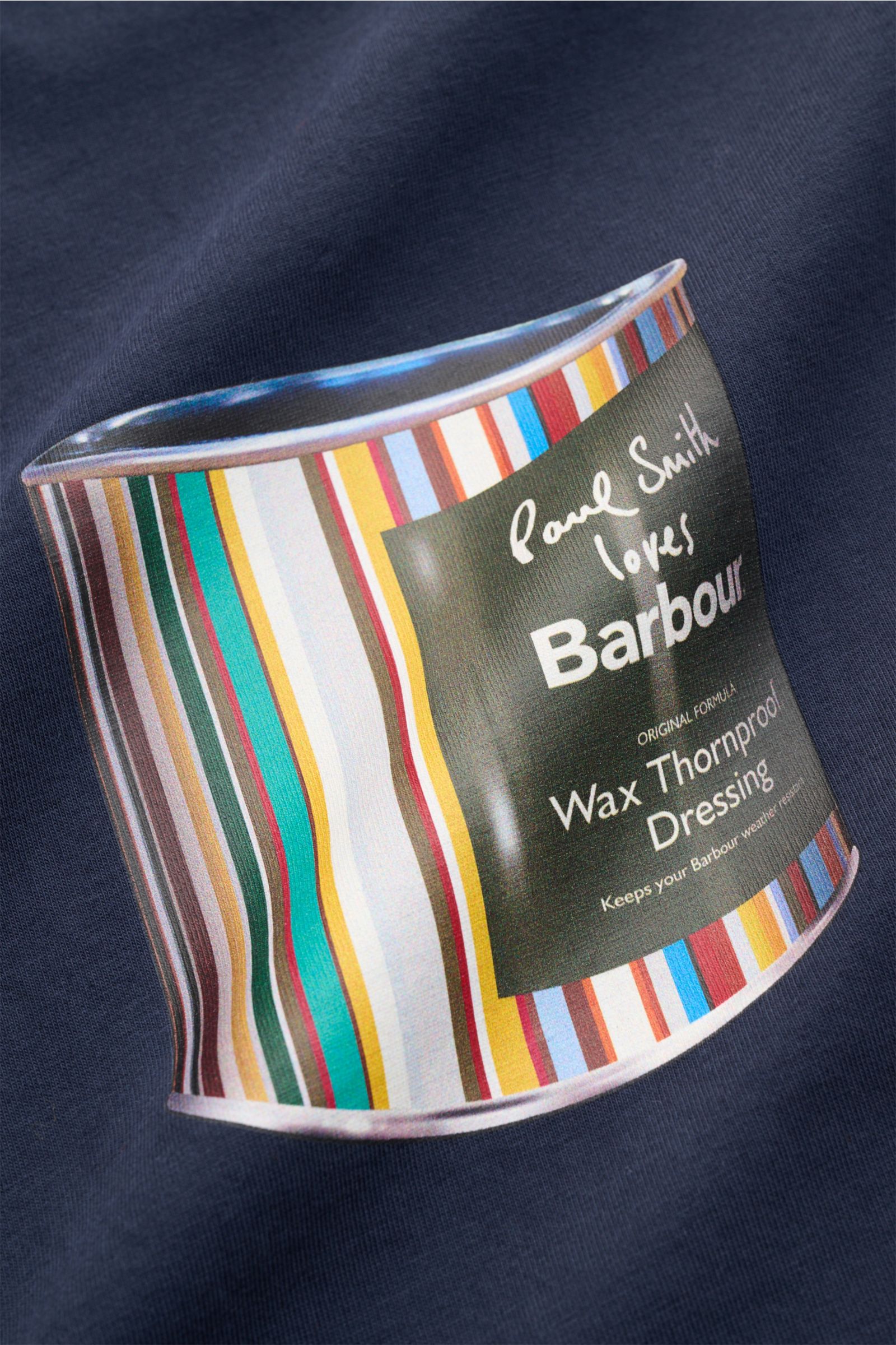 Alt-Tag (124 Zeichen): Nahaufnahme des Barbour Rundhals-T-Shirt navy mit farbigem Wax-Thornproof-Dressing-Print aus reiner Baumwolle.