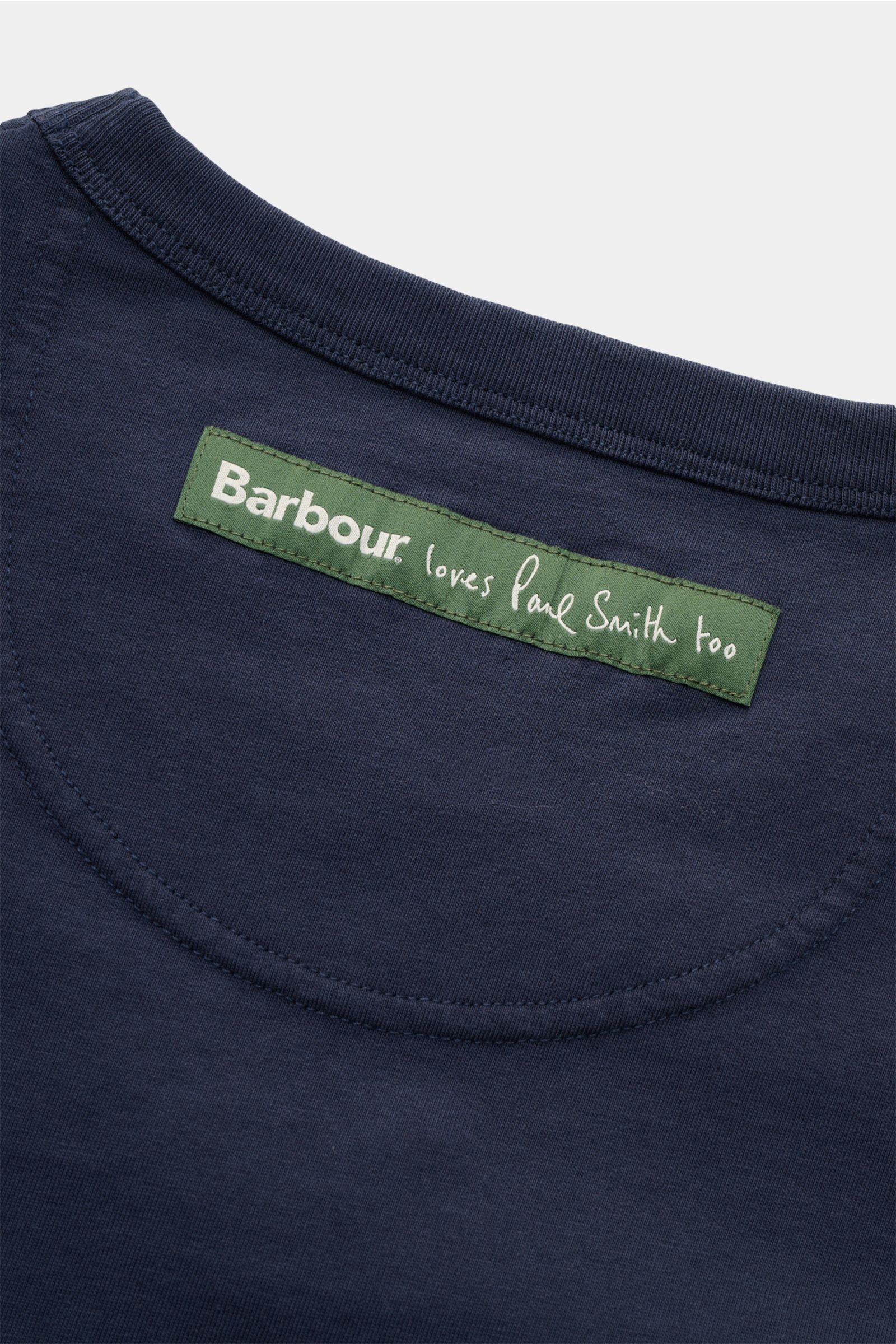Nahaufnahme des rückwärtigen Weblabels am Barbour Rundhals-T-Shirt navy aus reiner Baumwolle, weicher Qualität, Regular Fit.
