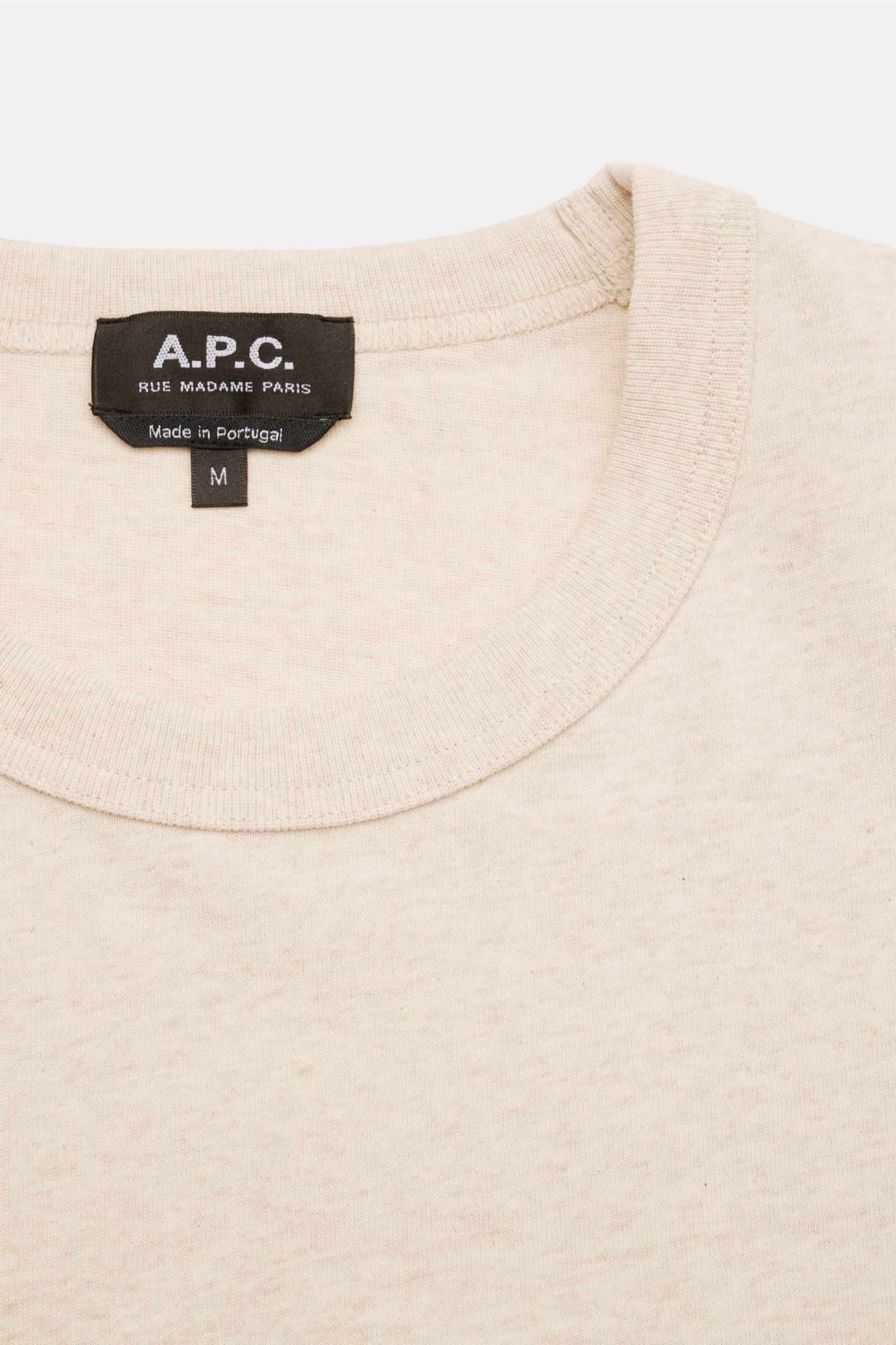 A.P.C. Rundhals-T-Shirt 'Marcus' sand meliert, Detailaufnahme von oben, cleanes Jersey-Basic aus schwerer Baumwolle mit Rundhalsausschnitt.