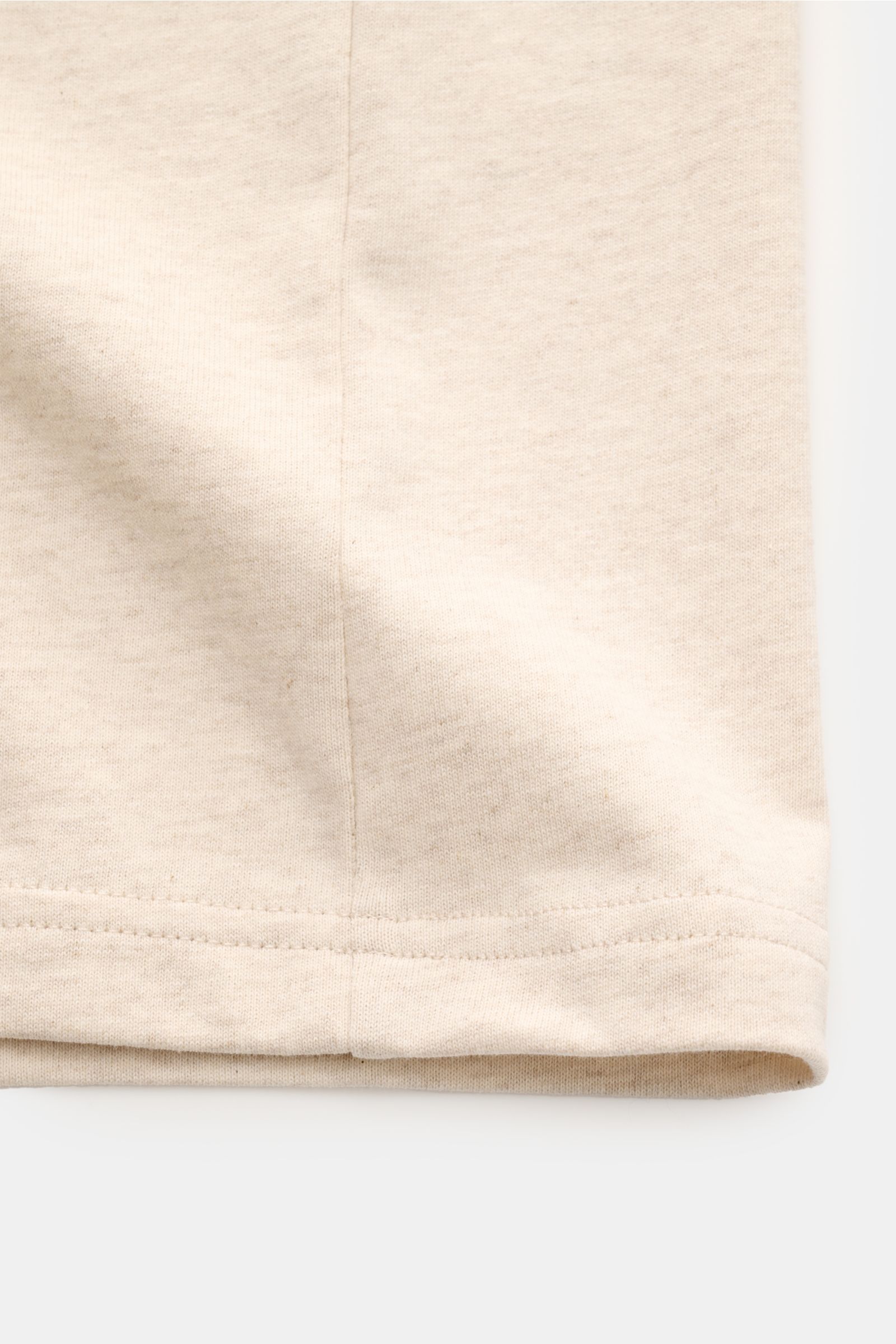 Nahaufnahme des Saums des A.P.C. Rundhals-T-Shirts 'Marcus' sand meliert aus schwerem Jersey mit sichtbarer Naht, leichte griffige Baumwolle.