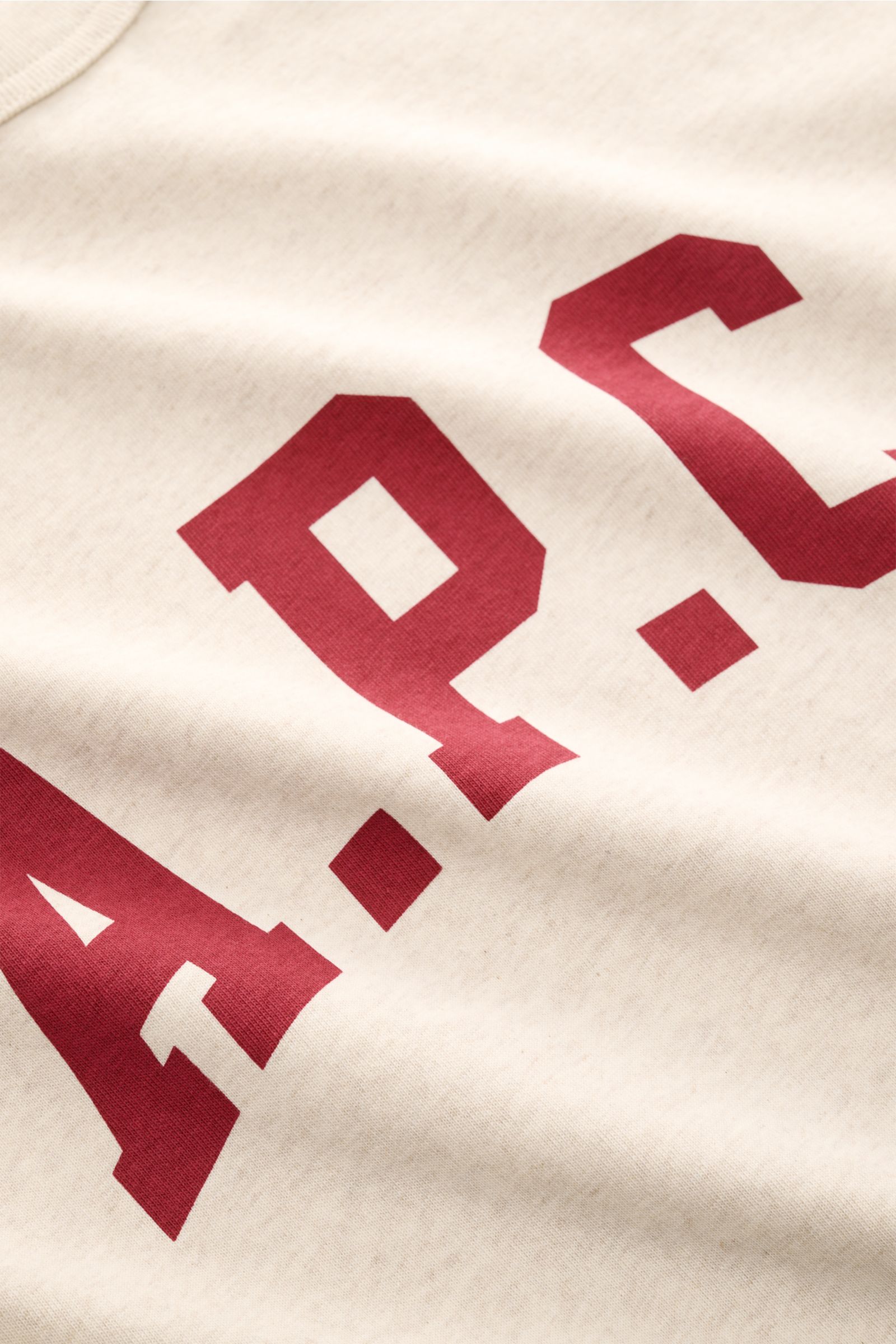 A.P.C. Rundhals-T-Shirt 'Marcus' sand meliert in schwerer Baumwoll-Jersey-Qualität mit rotem College-Print, Nahaufnahme von schräg oben.