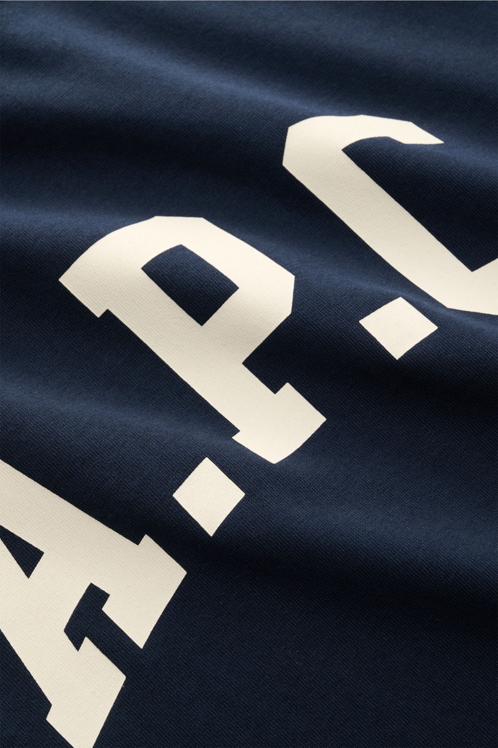 Nahaufnahme des A.P.C. Rundhals-T-Shirts 'Marcus' navy, frontale Perspektive auf den weißen College-Print auf schwerem Baumwolljersey.