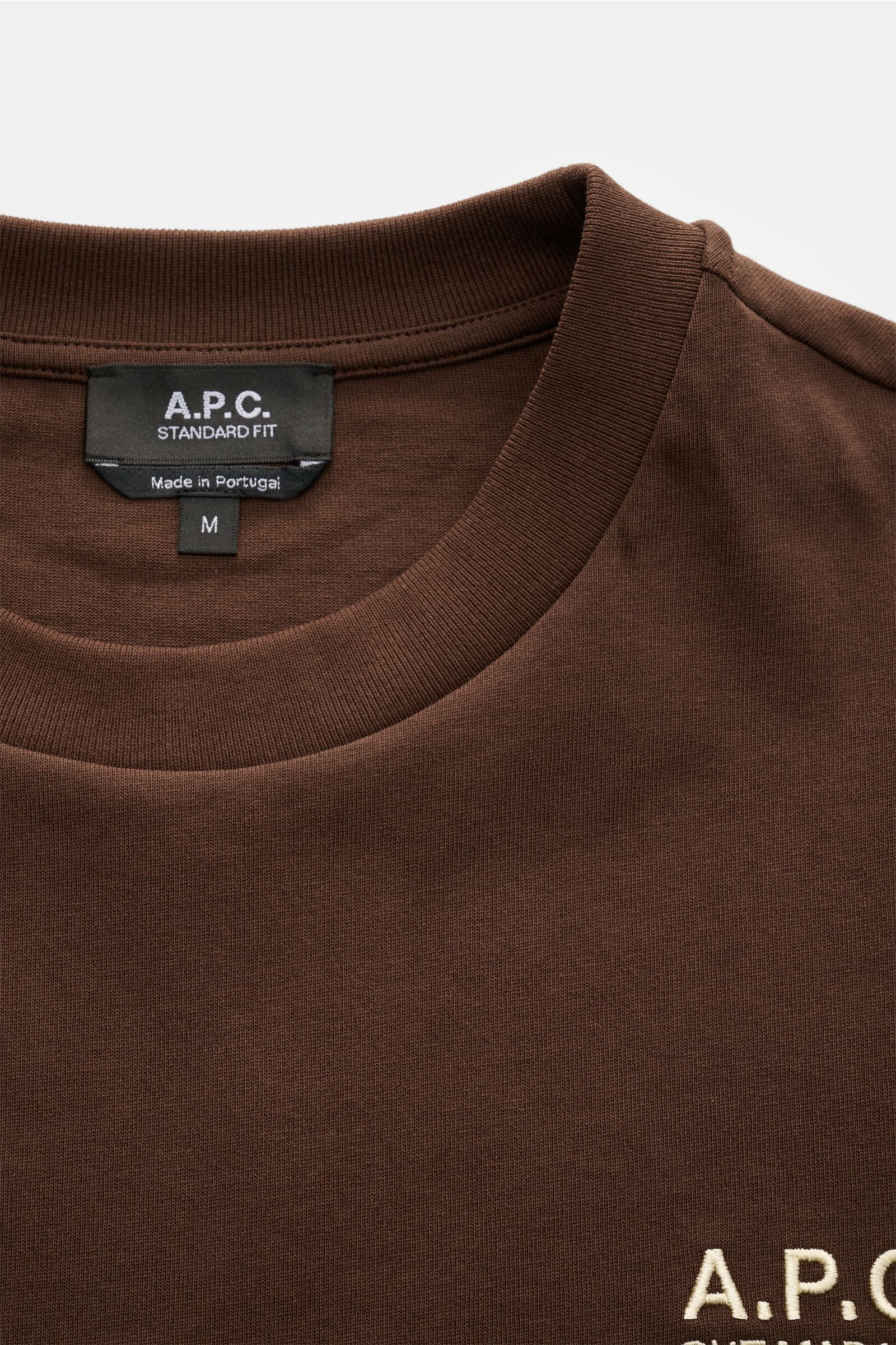 A.P.C. Rundhals-T-Shirt 'Standard Rue Madame' braun, Nahaufnahme von vorne, weicher Baumwoll-Jersey, Regular Fit, Logo-Stickerei auf Brust.