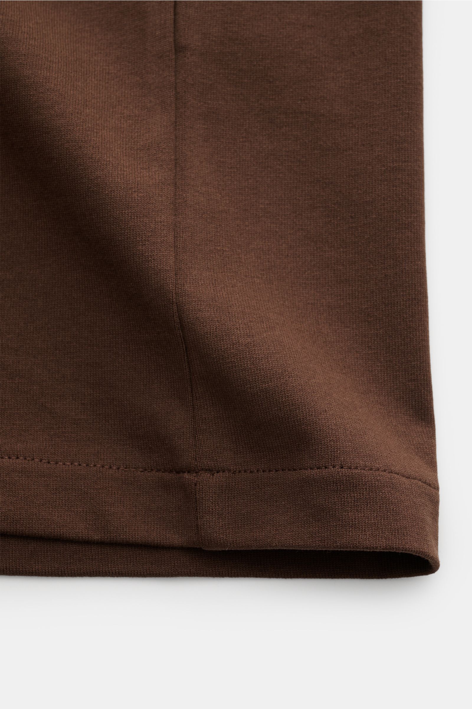 Ausschnitt vom braunen A.P.C. Rundhals-T-Shirt 'Standard Rue Madame' aus weichem Baumwoll-Jersey mit Naht und Saum, Frontperspektive.